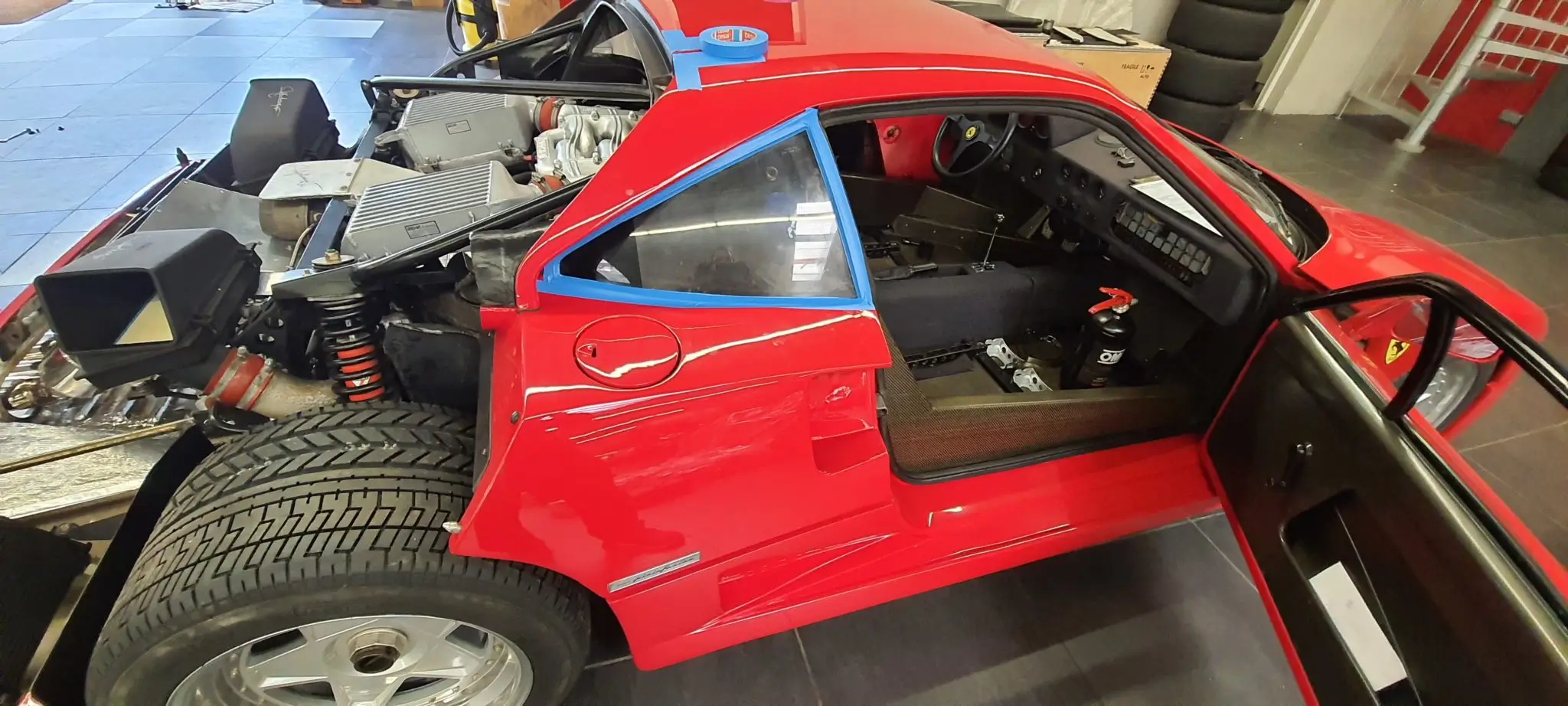 ferrari f40 rouge compartiment moteur ouvert