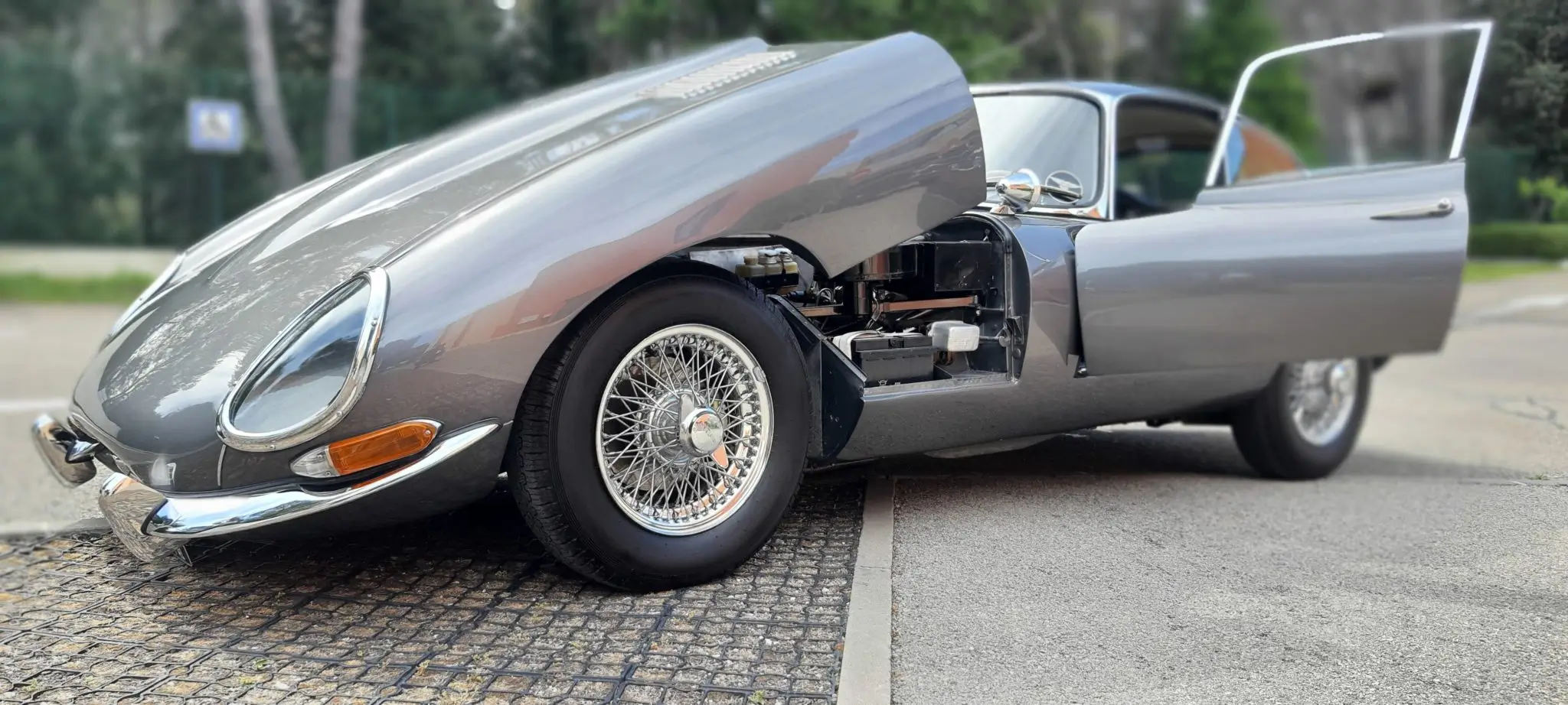jaguar type e grise capot ouvert