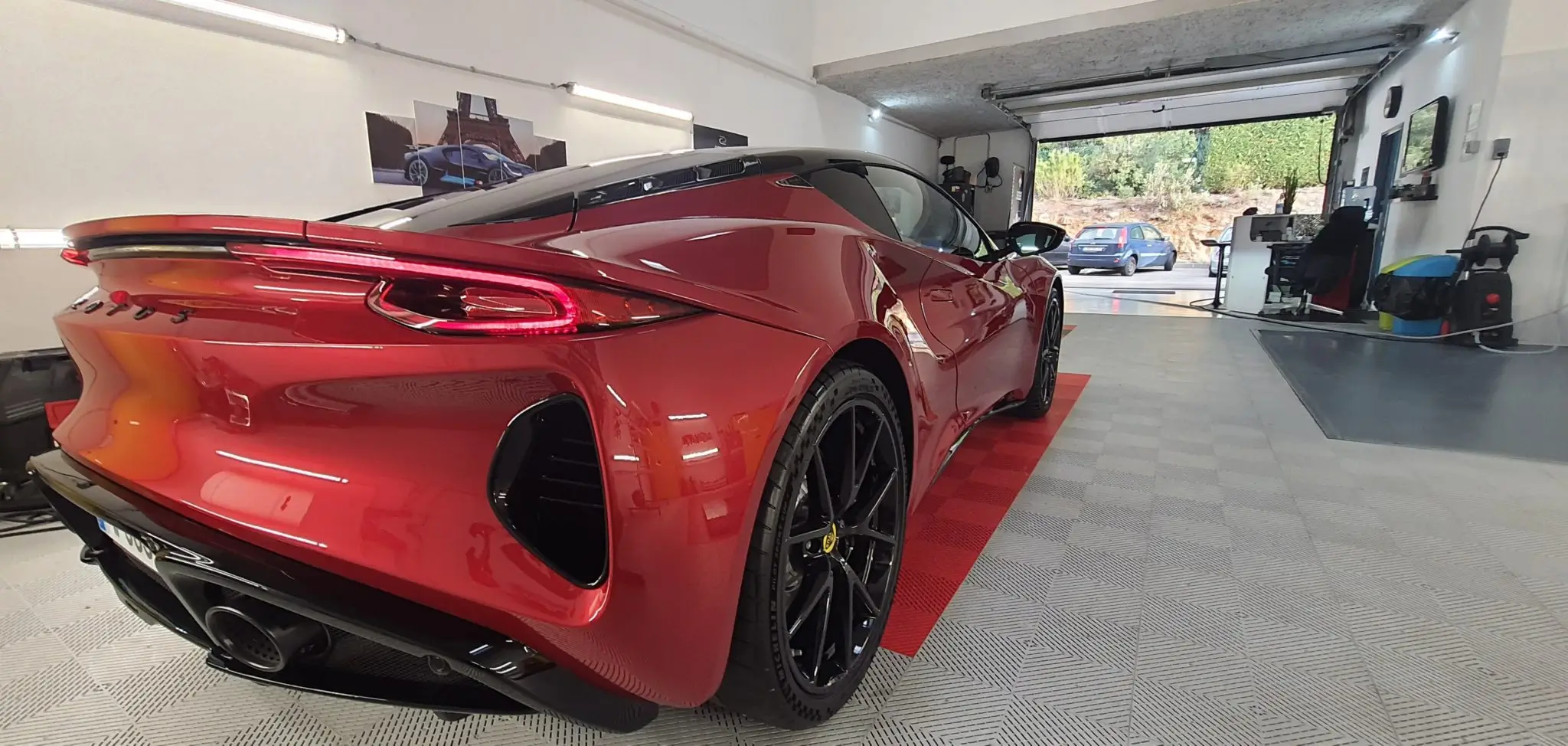 lotus emira rouge detailing atelier arriere