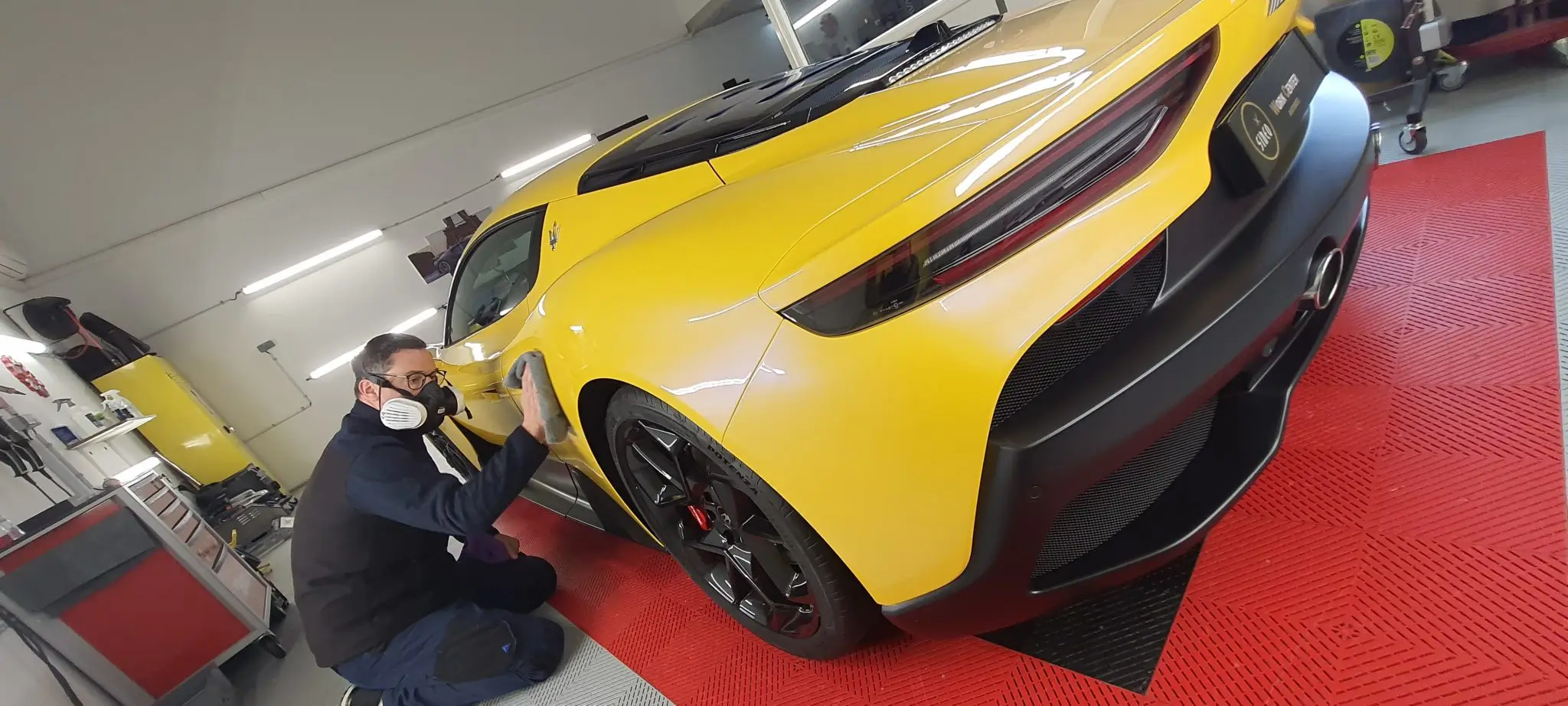 supercar jaune detailing finition arriere