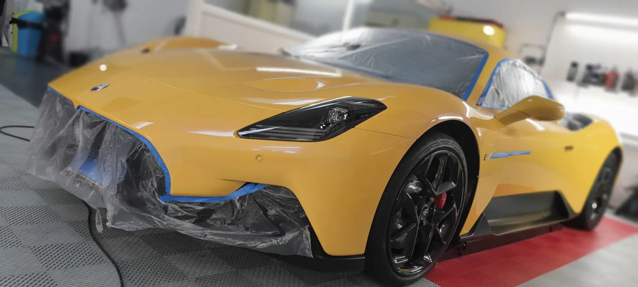 supercar jaune masquage carrosserie atelier