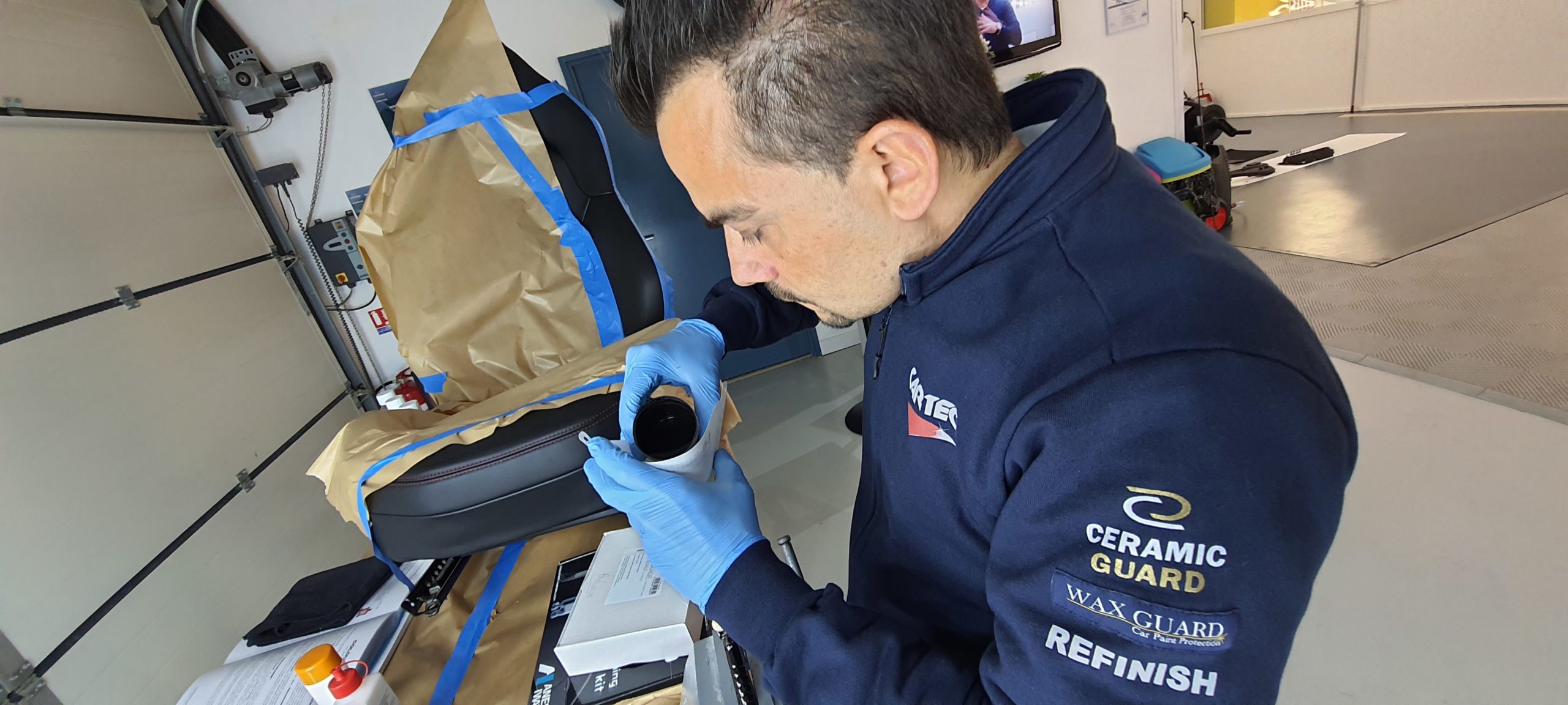 Fabrication de la teinte pour repigmenter le siège en cuir FERRARI 488 GTB avec les produits COLOURLOCK