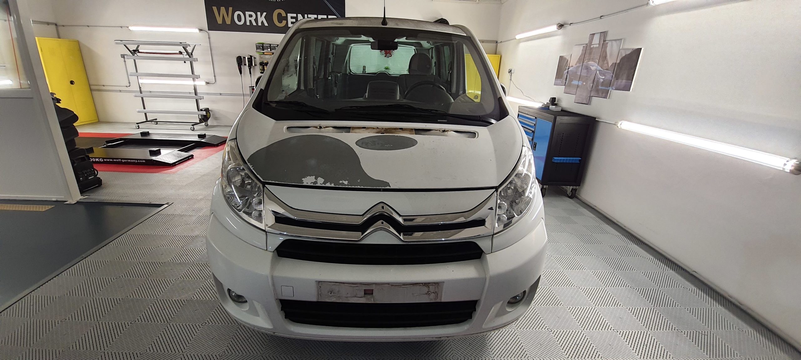 destickage de la carrosserie et mise en peinture du capo