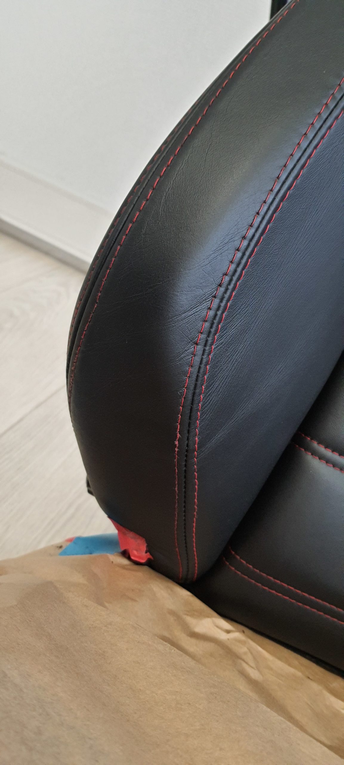 Réparation du passe-poil de siège FERRARI F430 avec produits COLOURLOCK