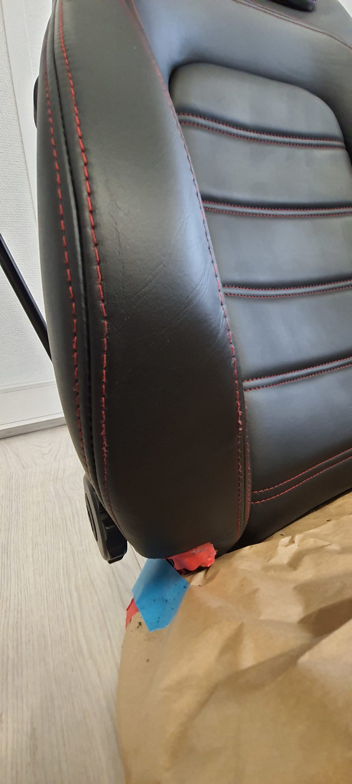 Réparation du passe-poil de siège FERRARI F430 avec produits COLOURLOCK