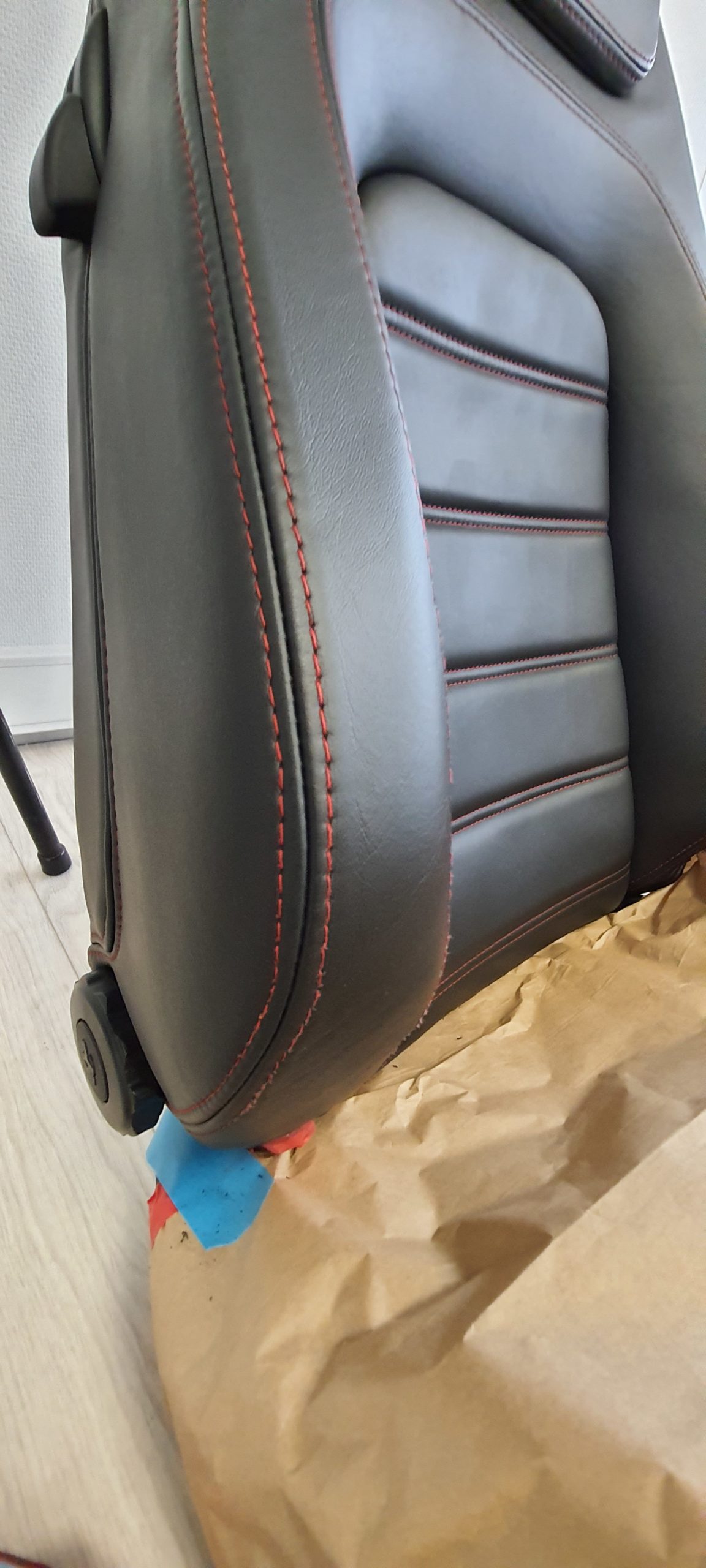 Réparation du passe-poil de siège FERRARI F430 avec produits COLOURLOCK