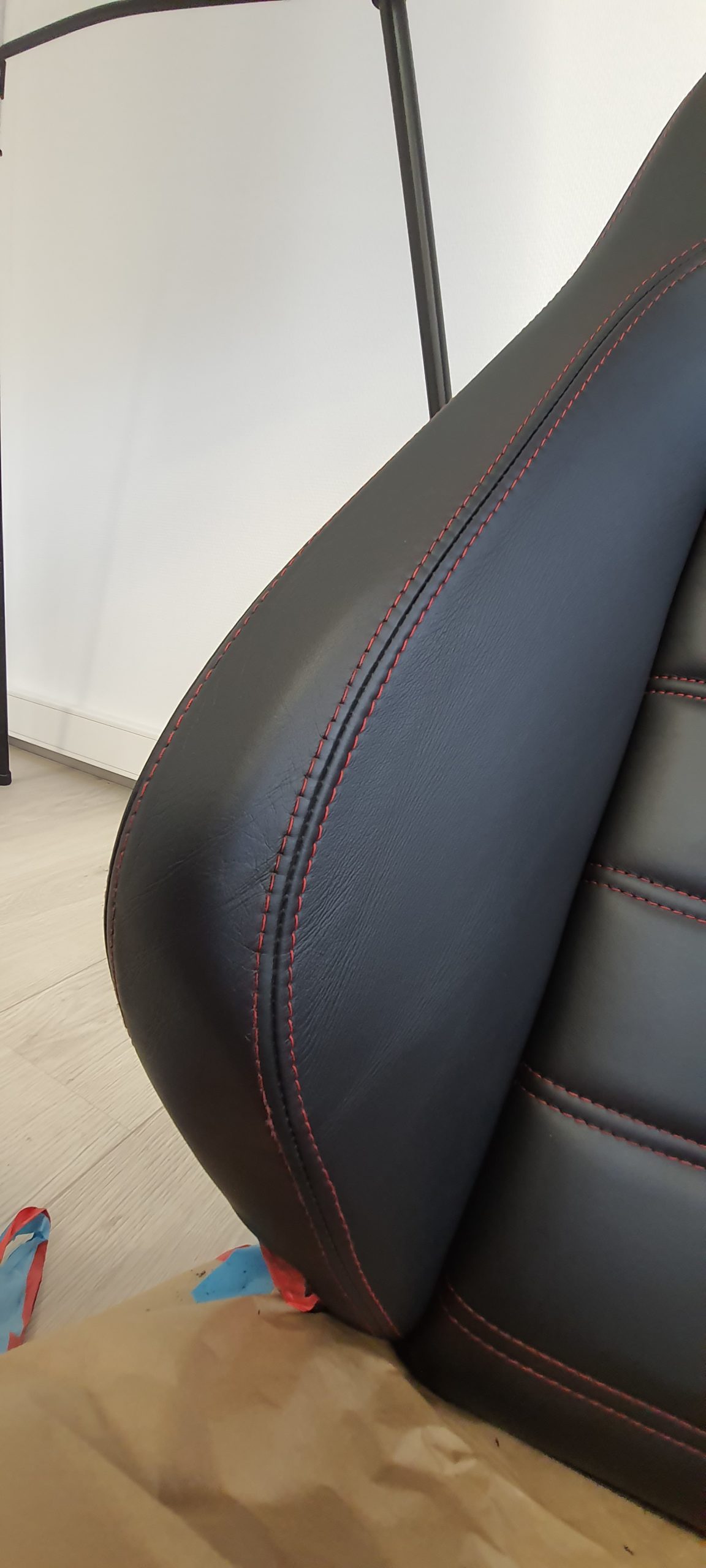 Réparation du passe-poil de siège FERRARI F430 avec produits COLOURLOCK