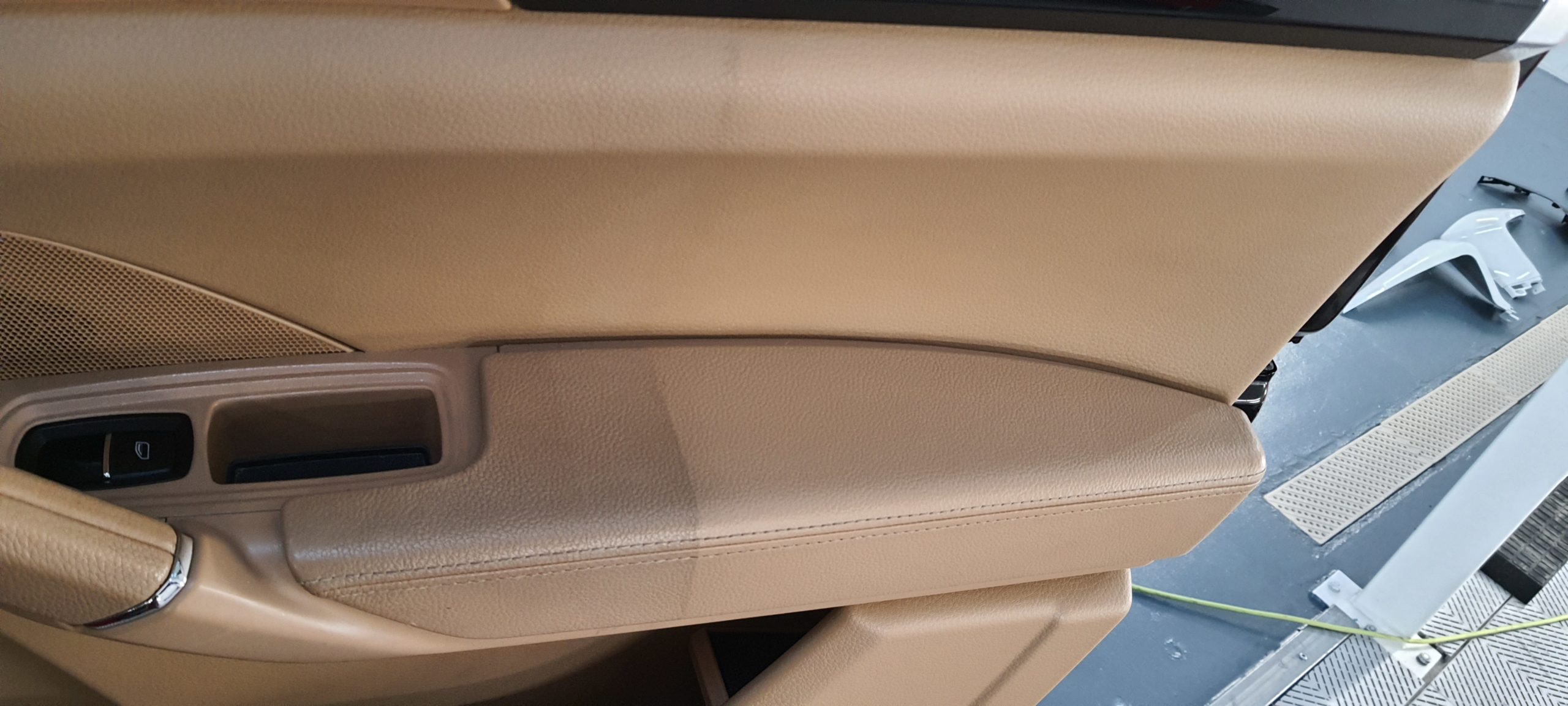 Nettoyage des cuirs avec la gamme de produit COLOURLOCK (50/50, avant et après nettoyage)