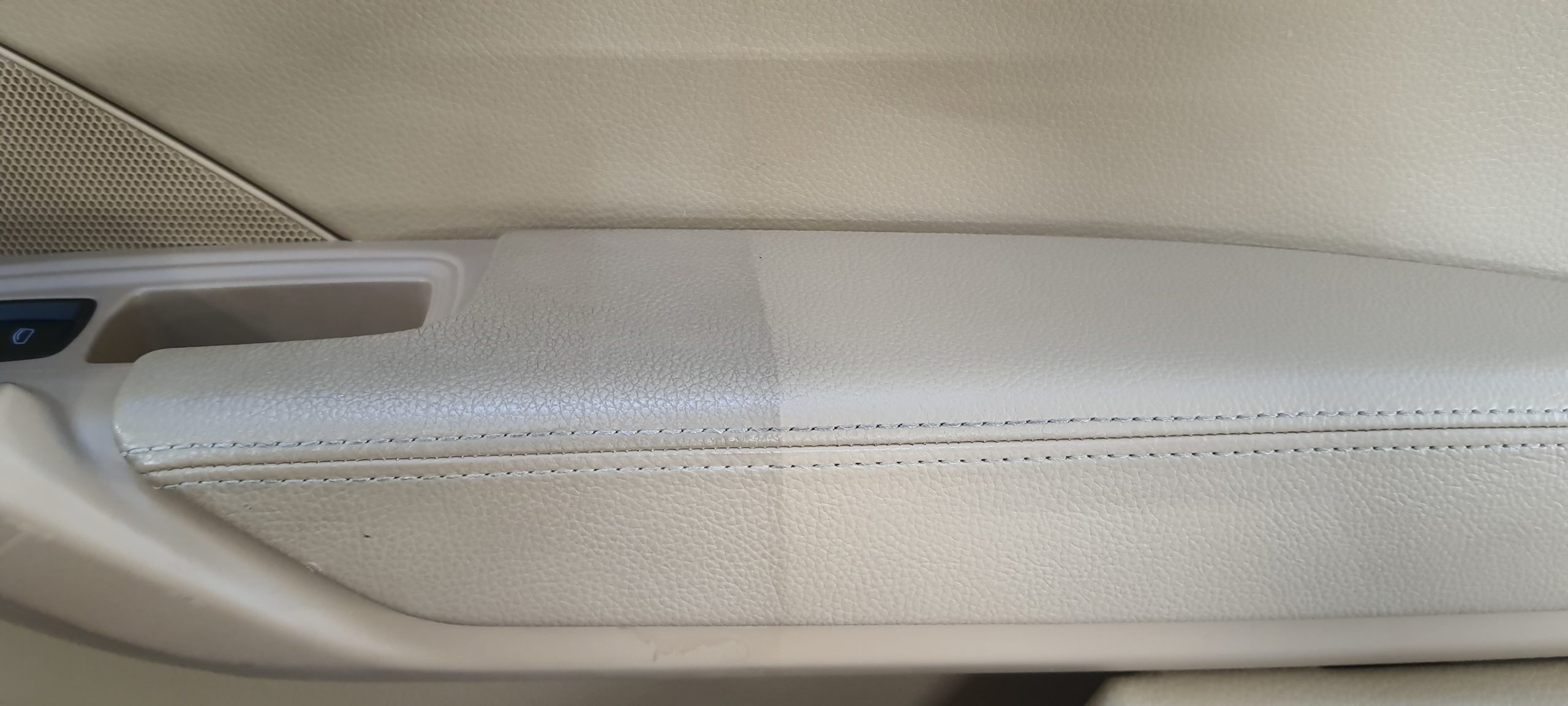 Nettoyage des cuirs avec la gamme de produit COLOURLOCK (50/50, avant et après nettoyage)