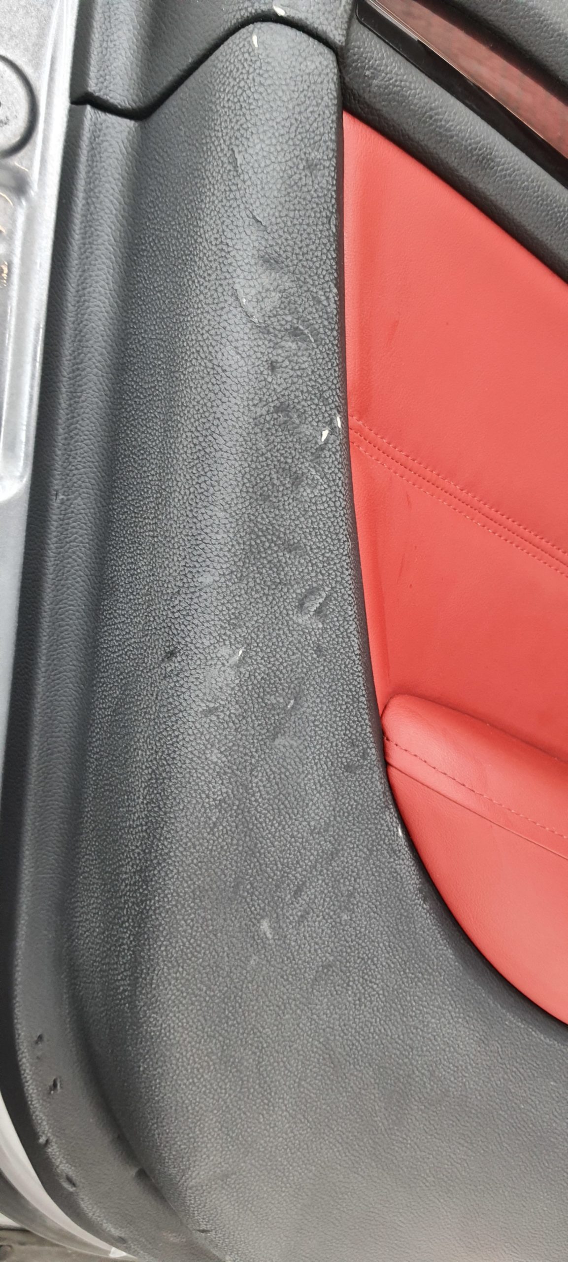 Ponçage et application d'un mastique de réparation Colourlock sur panneau de porte d'Infinity Q35 Cabriolet