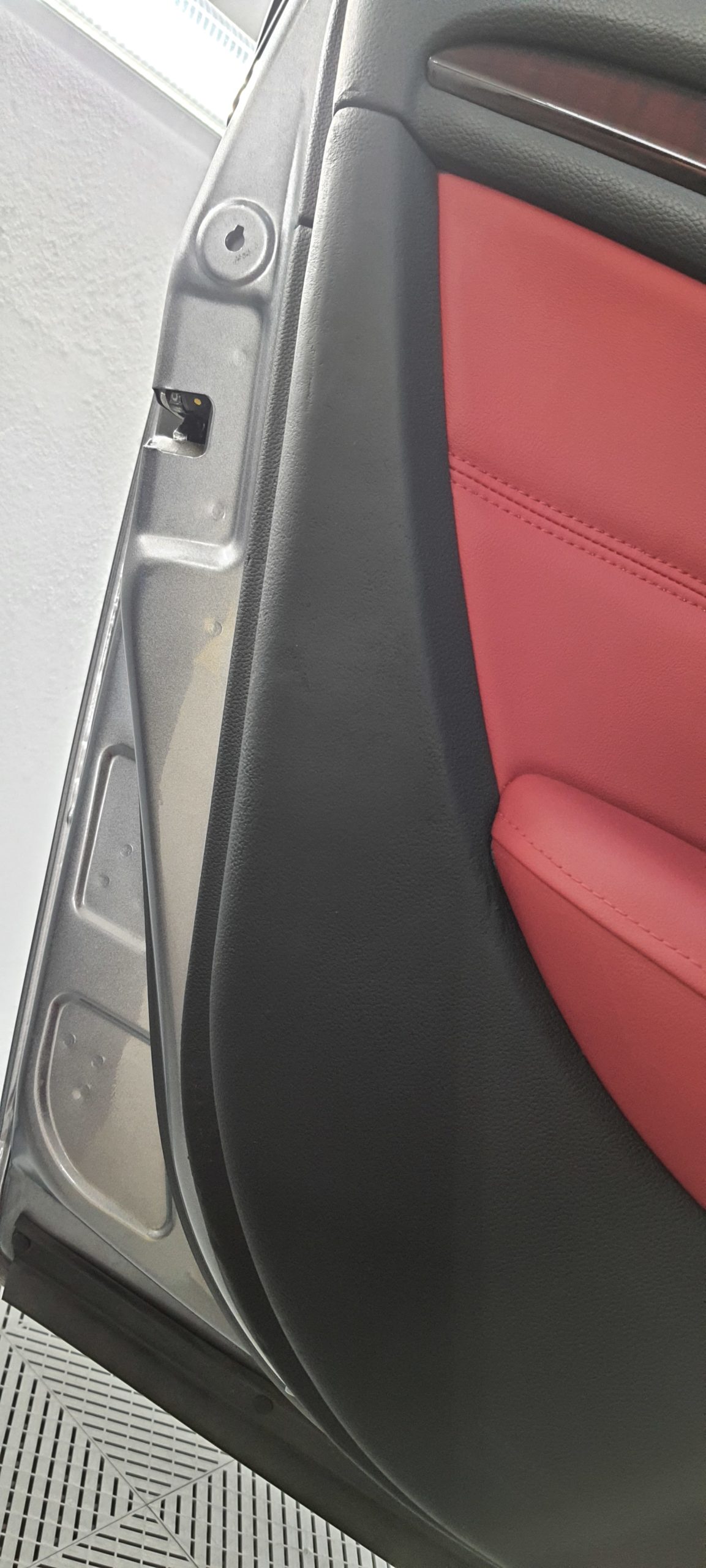 Après réparation du panneau de porte d'Infinity Q35 cabriolet