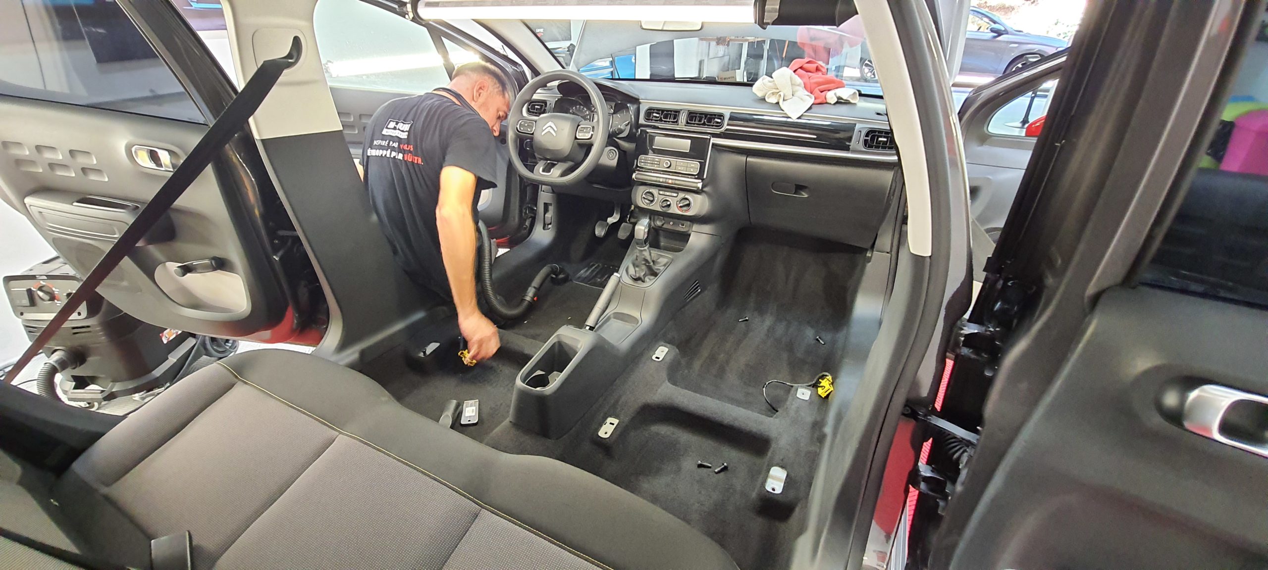 Nettoyage intérieur et extérieur avec formule Nettoyage des tissus/cuirs sur Citroën C3 avec dépose des sièges pour un nettoyage optimal