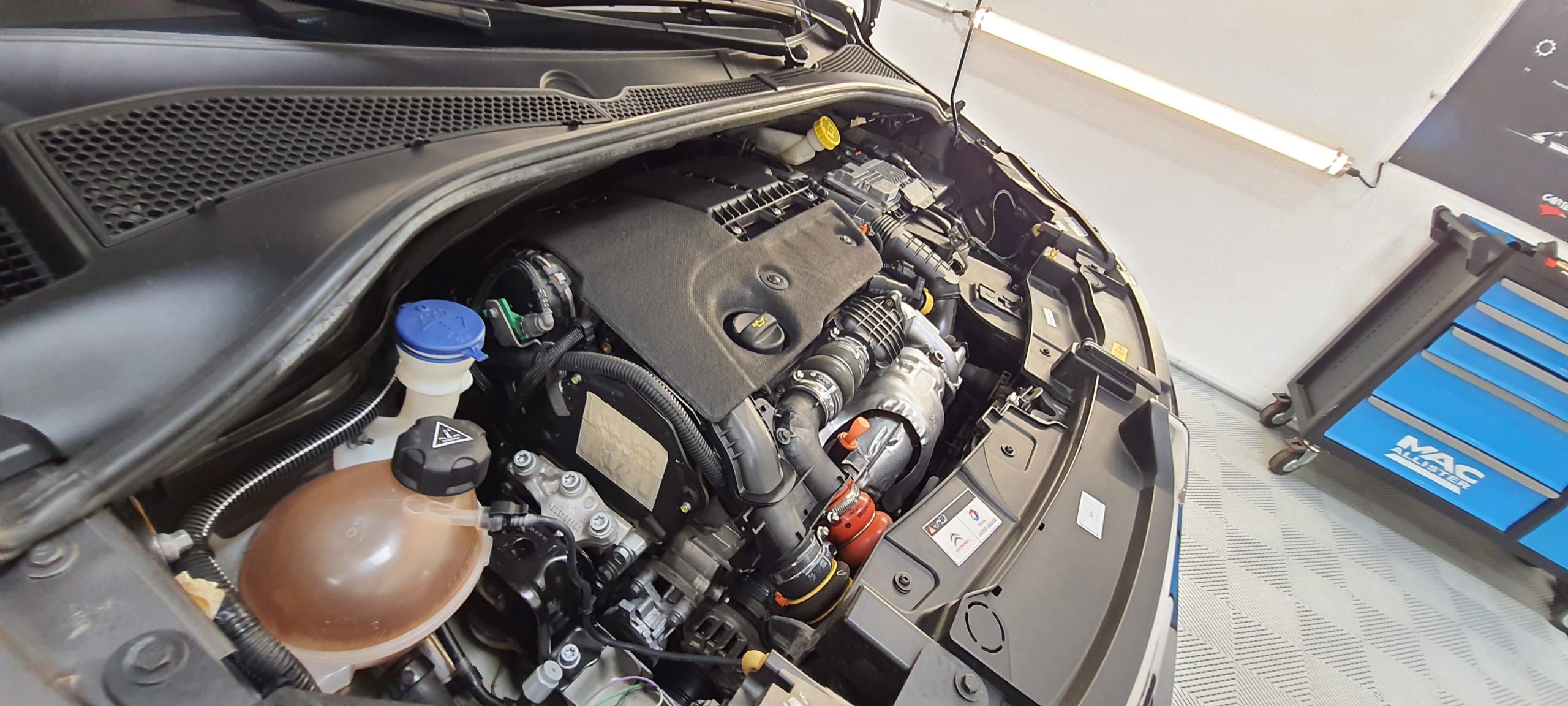 Nettoyage du compartiment moteur sur Citroën C3