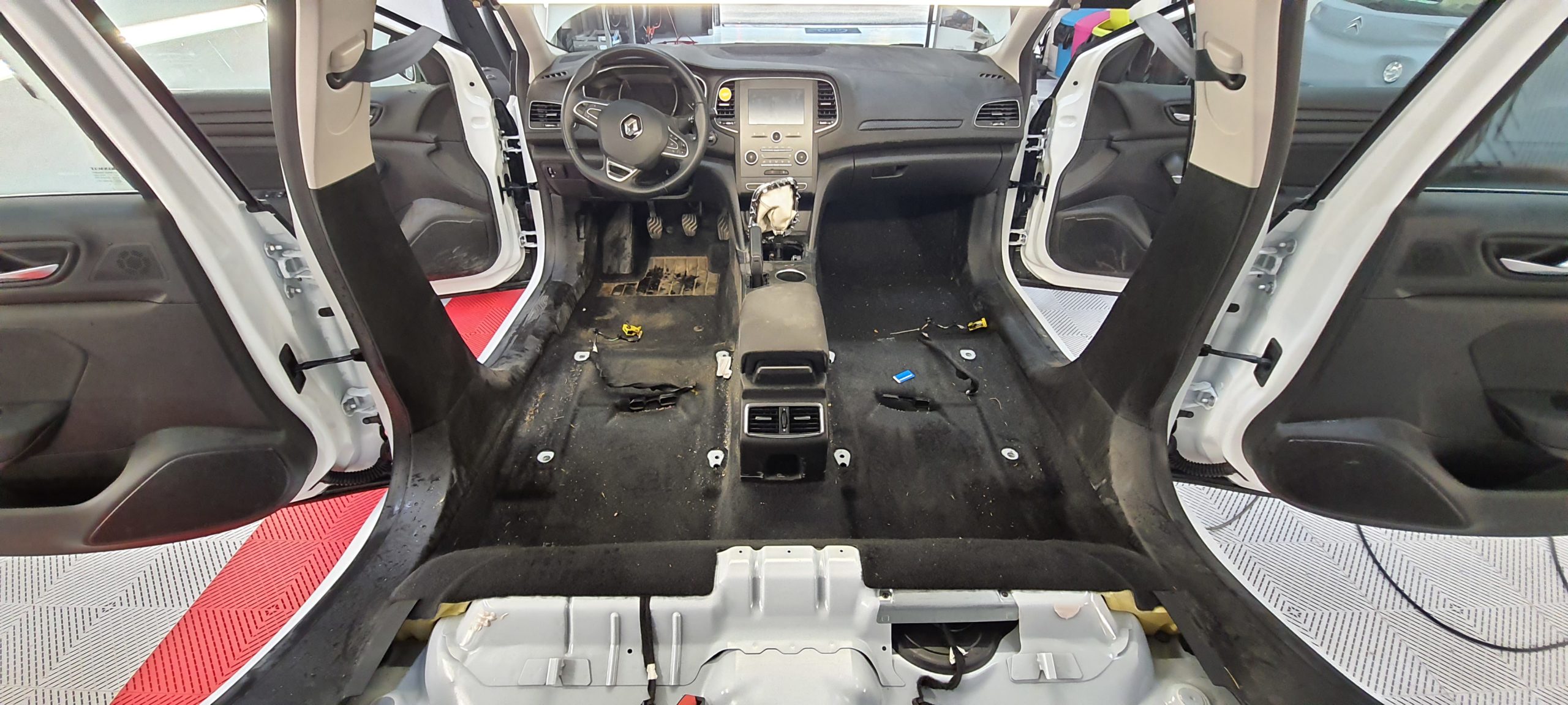 Nettoyage intérieur et extérieur avec formule Nettoyage des tissus/cuirs sur Renault Mégane avec dépose des sièges pour un nettoyage optimal avant restitution du véhicule chez Renault