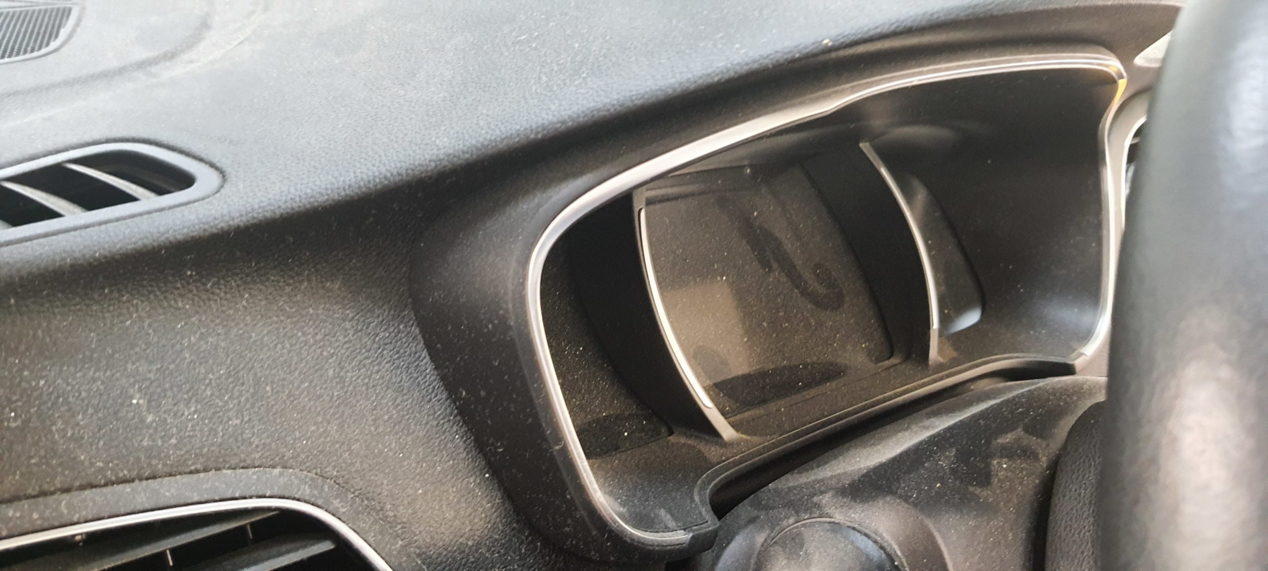 Nettoyage intérieur et extérieur avec formule Nettoyage des tissus/cuirs sur Renault Mégane avec dépose des sièges pour un nettoyage optimal avant restitution du véhicule chez Renault