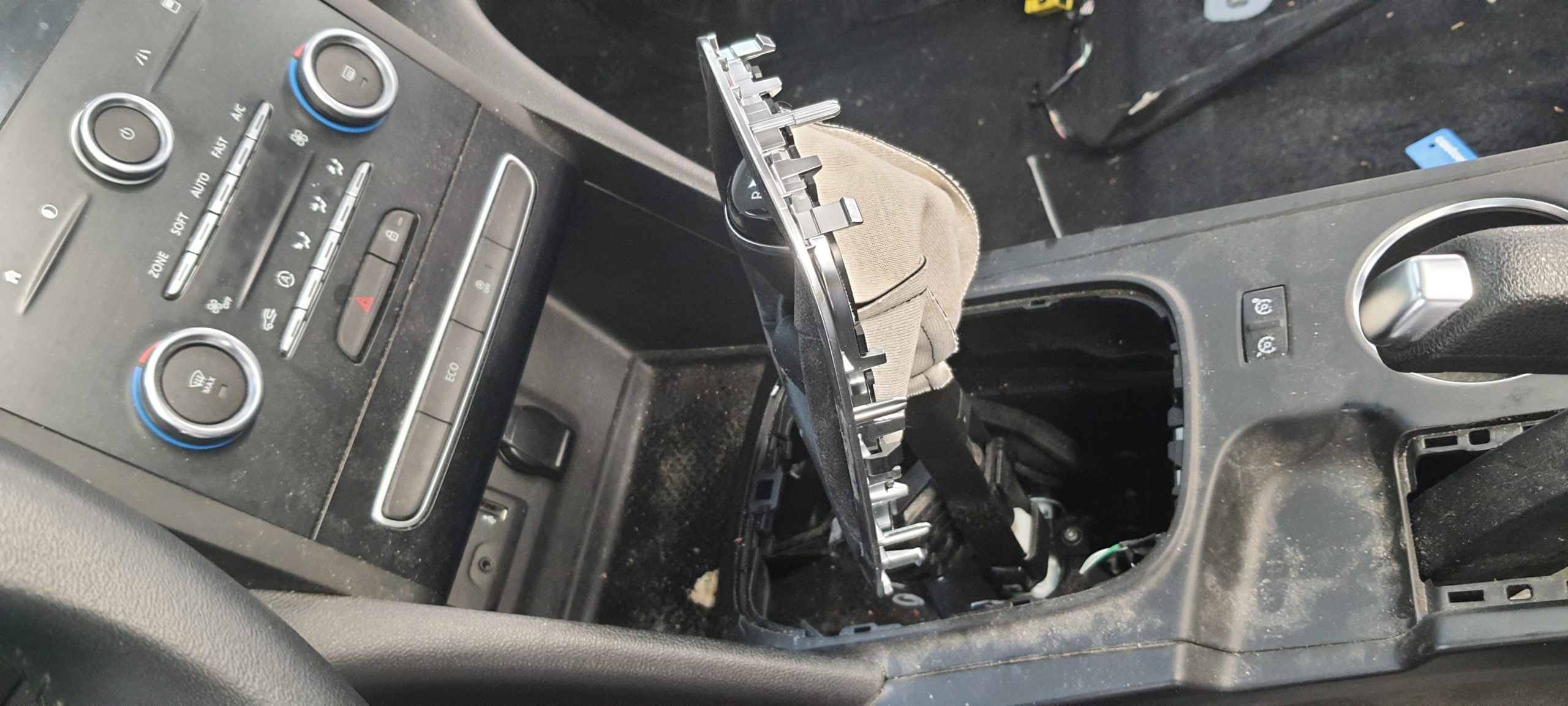 Nettoyage intérieur et extérieur avec formule Nettoyage des tissus/cuirs sur Renault Mégane avec dépose des sièges pour un nettoyage optimal avant restitution du véhicule chez Renault