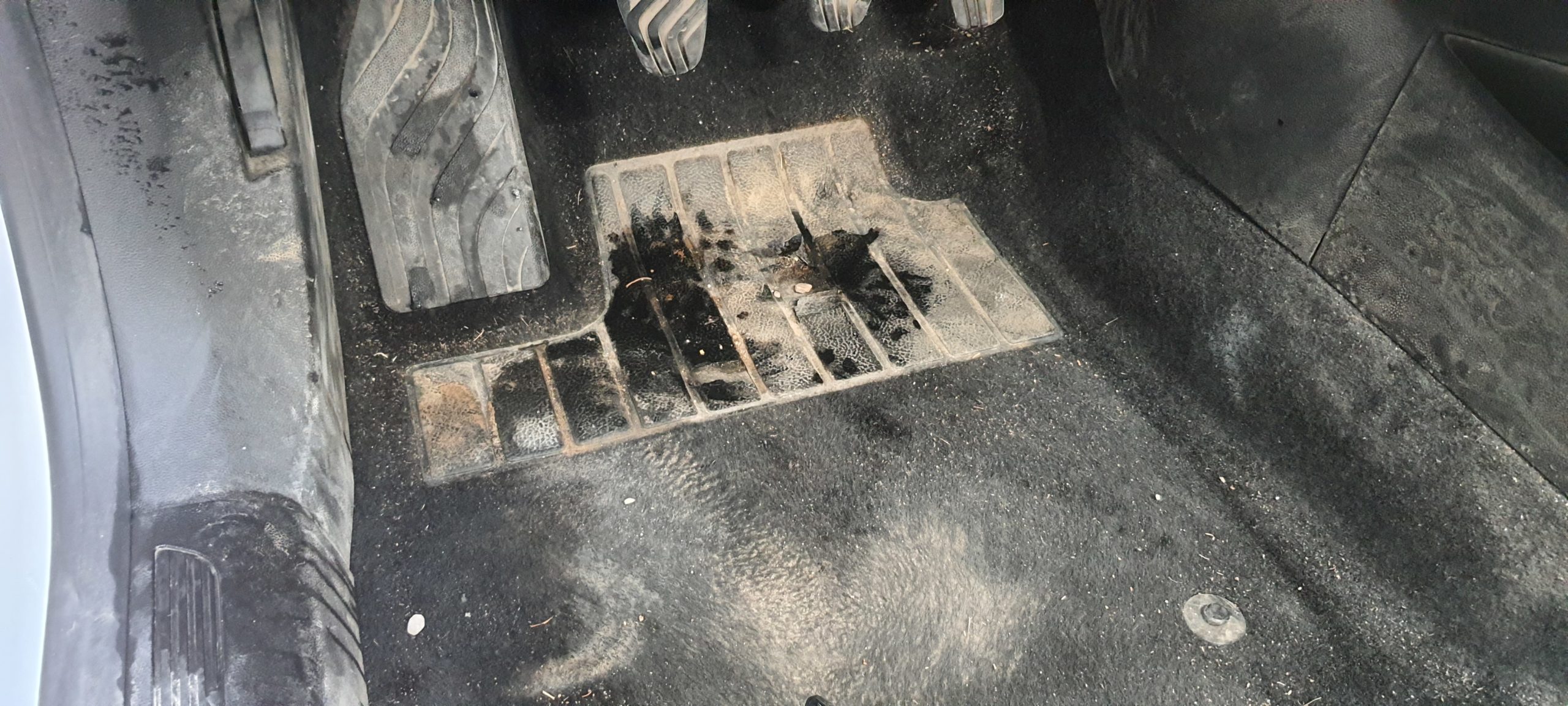 Nettoyage intérieur et extérieur avec formule Nettoyage des tissus/cuirs sur Renault Mégane avec dépose des sièges pour un nettoyage optimal avant restitution du véhicule chez Renault