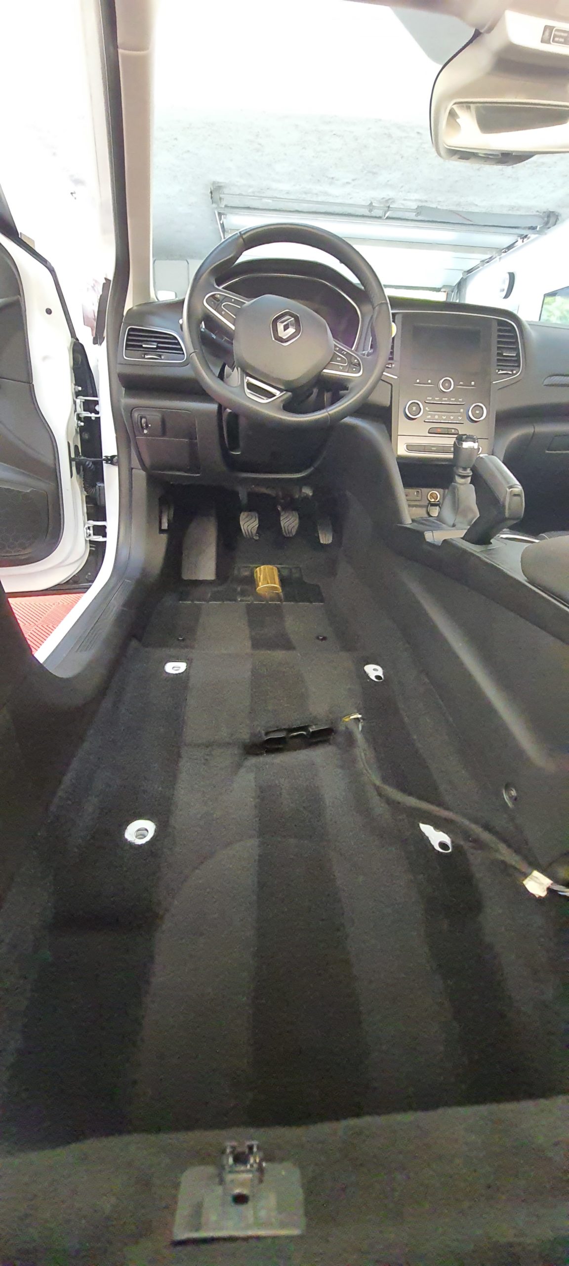 Nettoyage intérieur et extérieur avec formule Nettoyage des tissus/cuirs sur Renault Mégane avec dépose des sièges pour un nettoyage optimal avant restitution du véhicule chez Renault