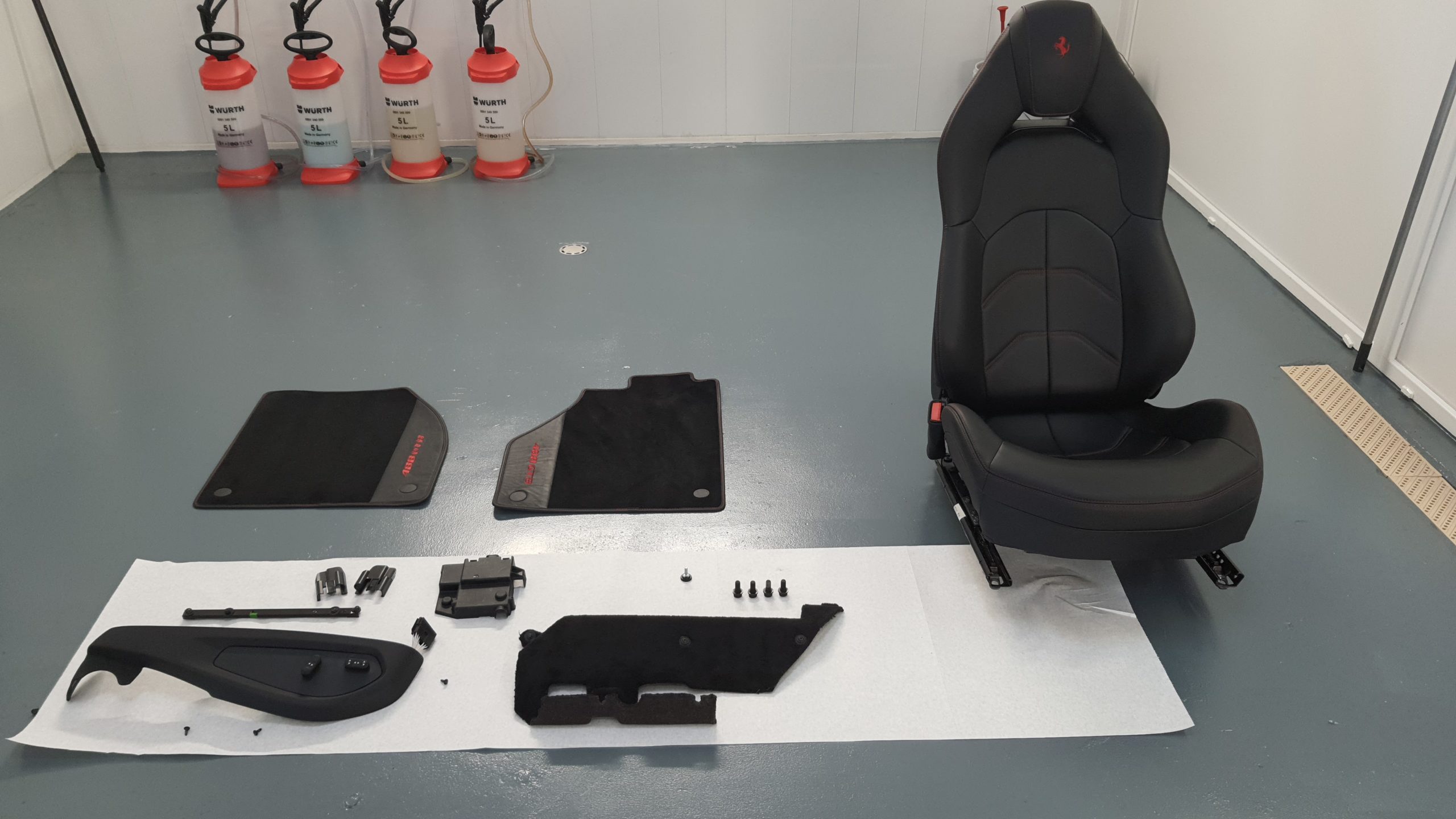 Dépose de siège FERRARI 488 GTB pour repigmentation du boudin d'entré avec produits COLOURLOCK