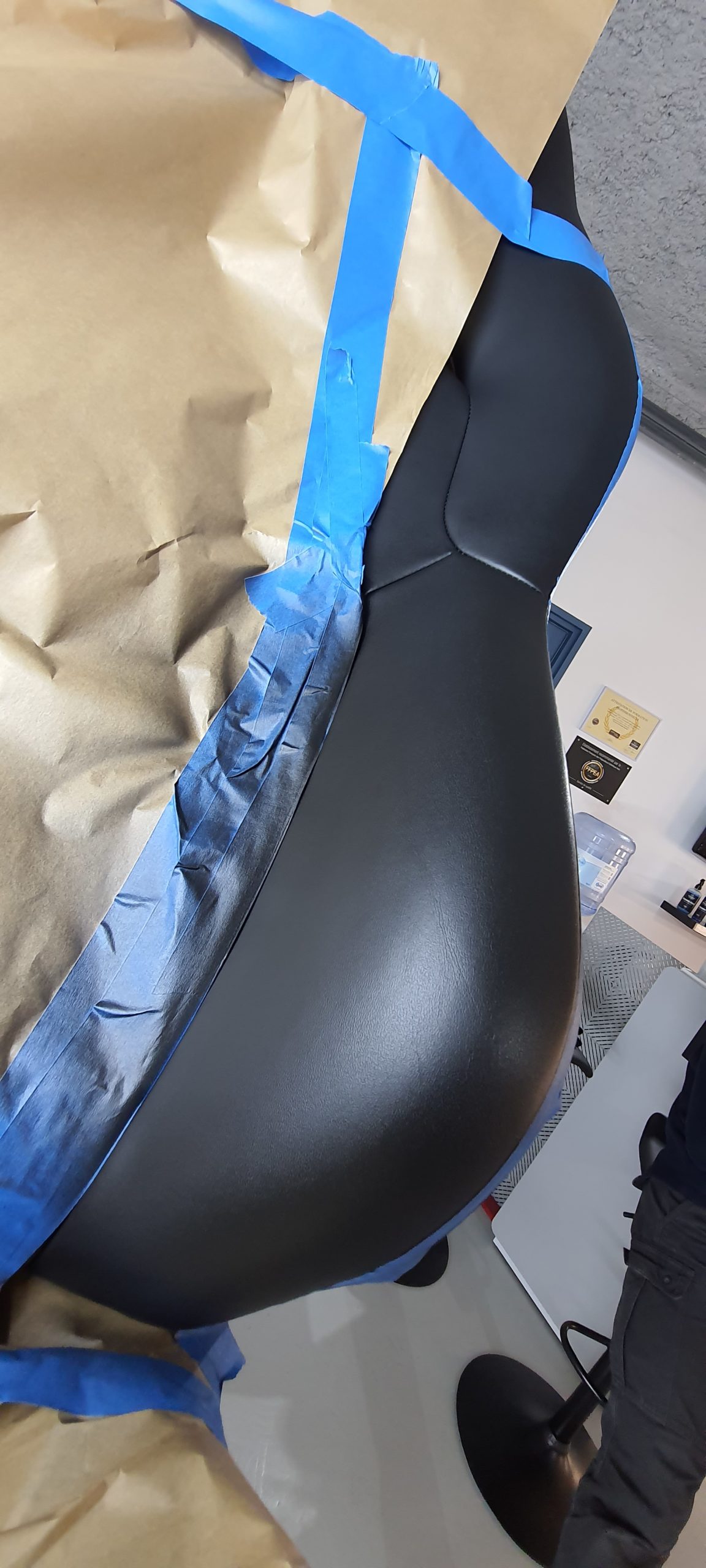 Repigmentation du boudin d'entré de siège FERRARI 488 GTB avec produits COLOURLOCK