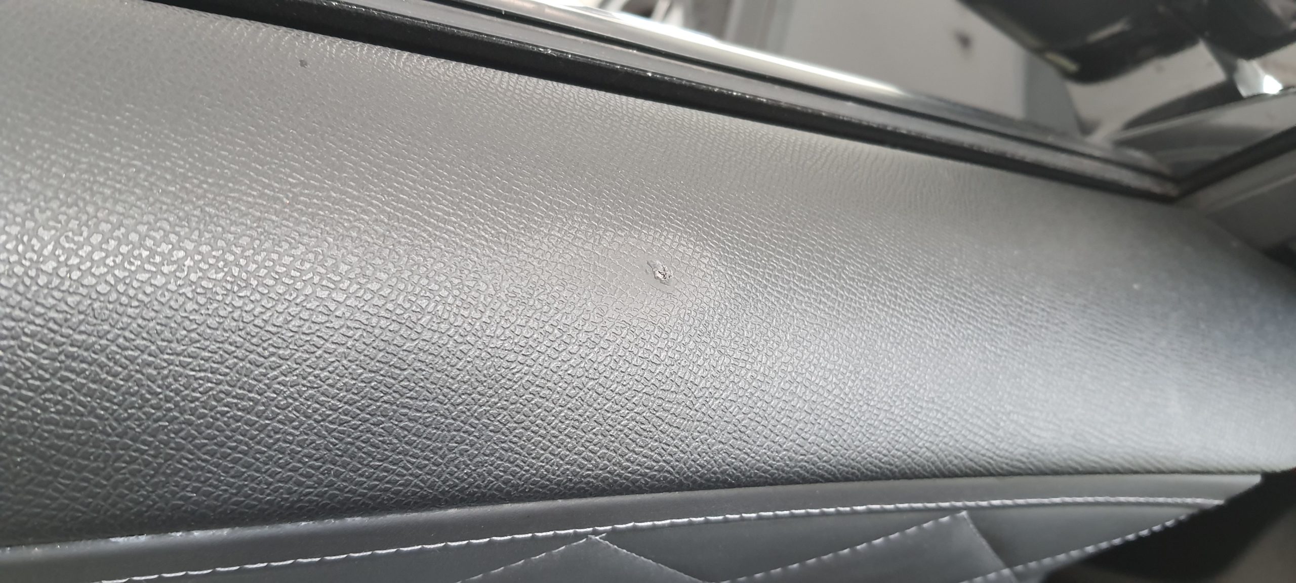 Réparation d'une brûlure de cigarette sur panneau de porte DS AUTOMOBILE DS7 Crossback