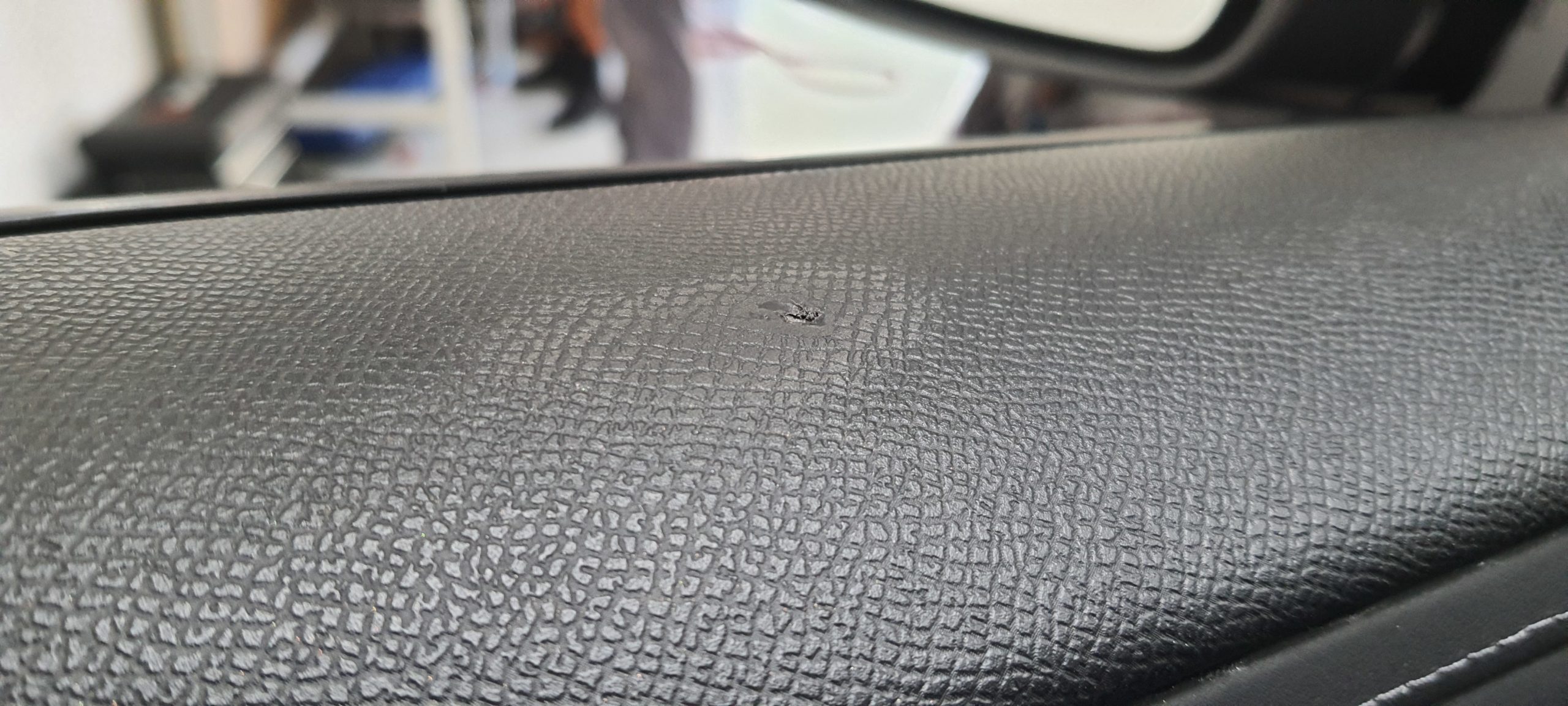 Réparation d'une brûlure de cigarette sur panneau de porte DS AUTOMOBILE DS7 Crossback