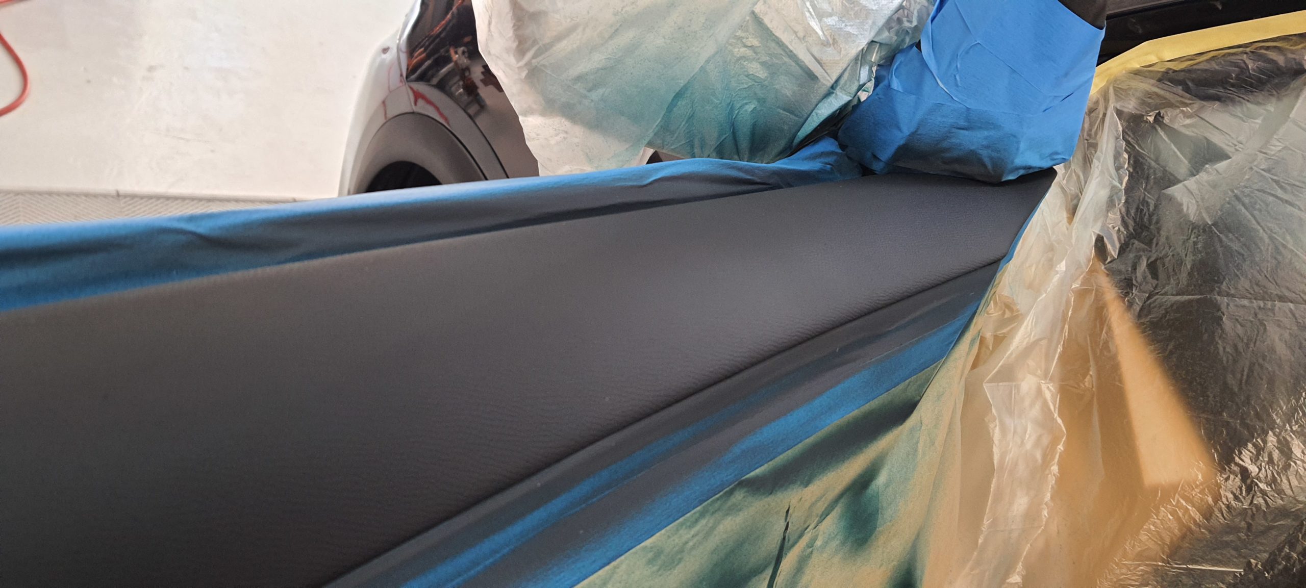 Réparation et mise en peinture du panneau de porte du DS7 Crossback