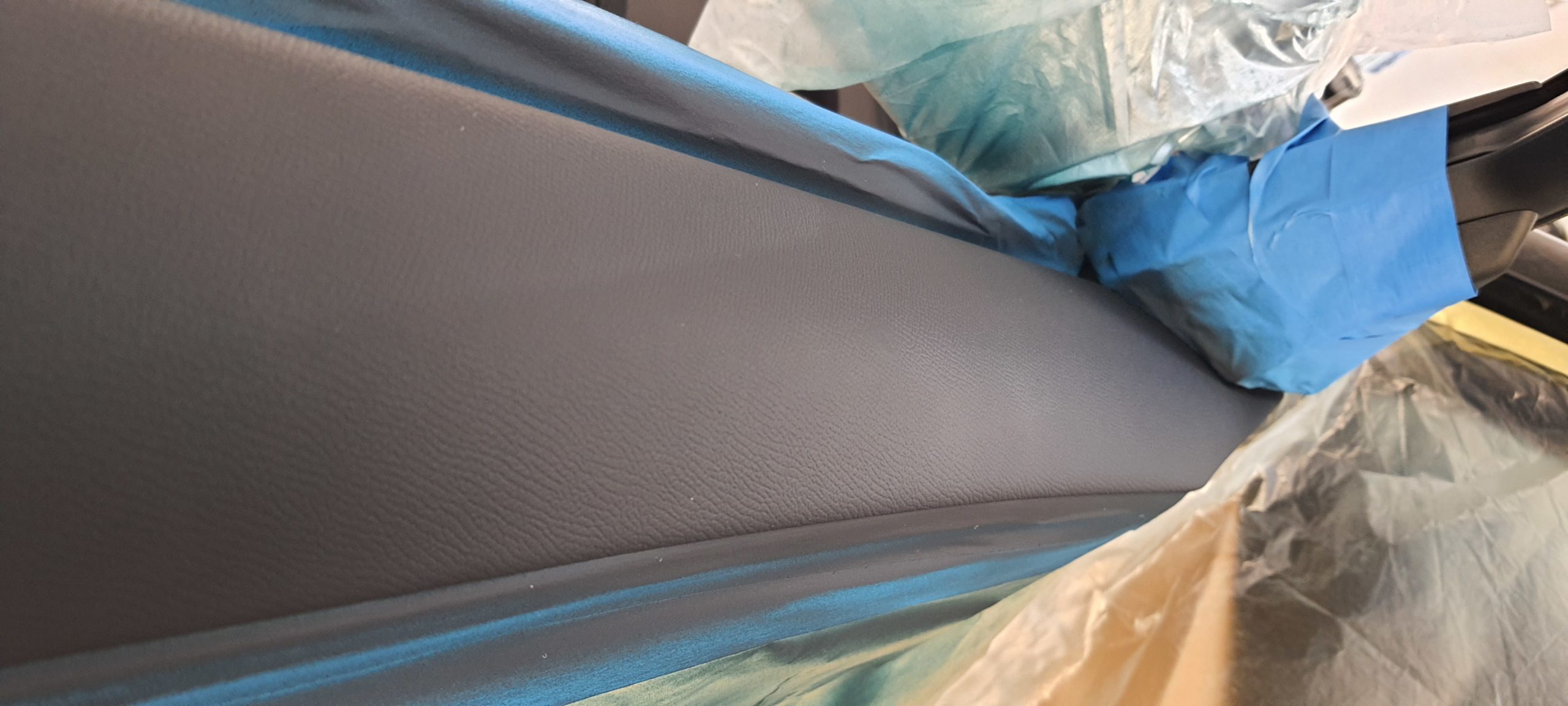 Réparation et mise en peinture du panneau de porte du DS7 Crossback