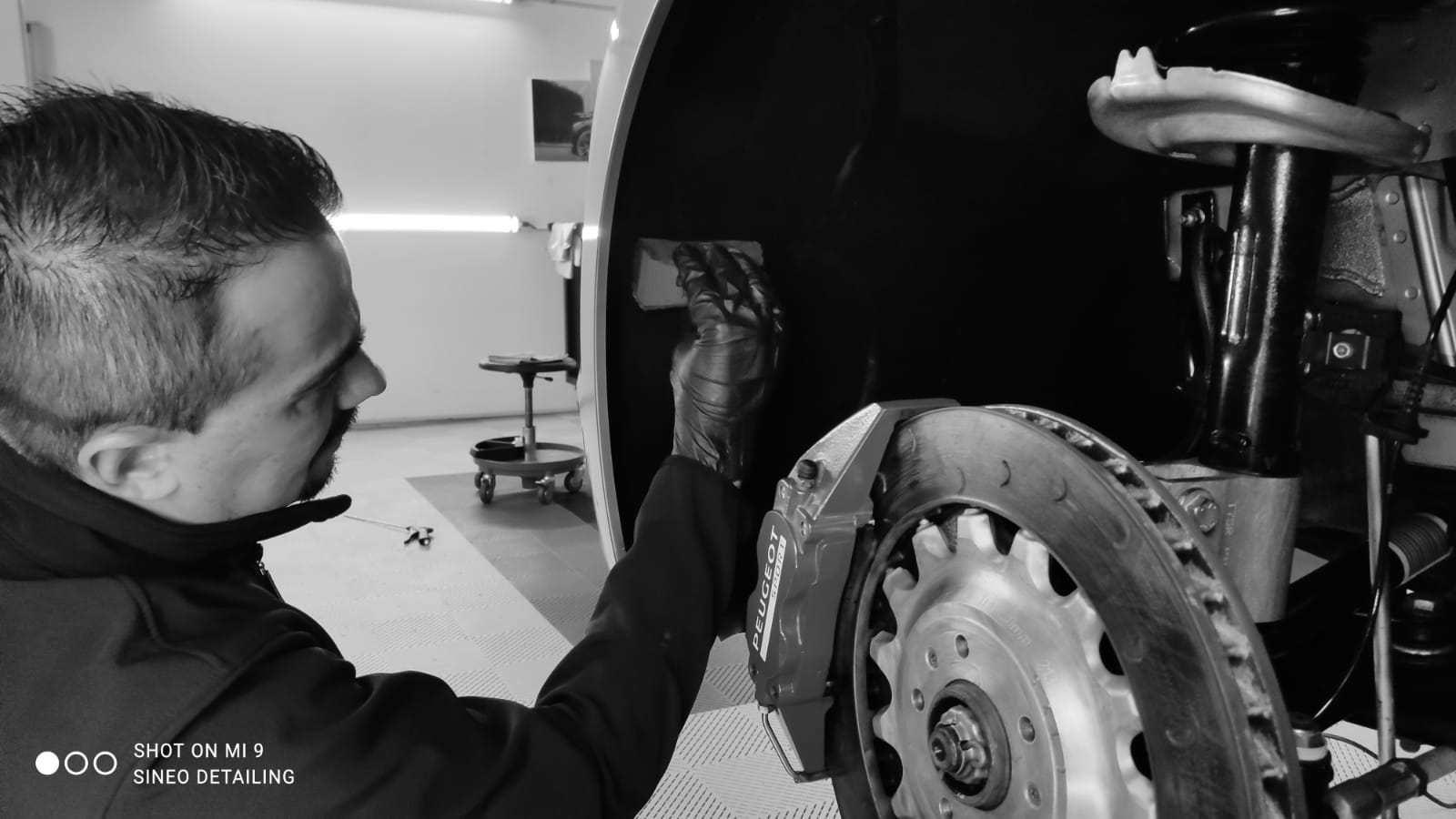 Application du traitement plastique Ceramic-guard Cartec dans les passage de roues sur Peugeot RCZ-R