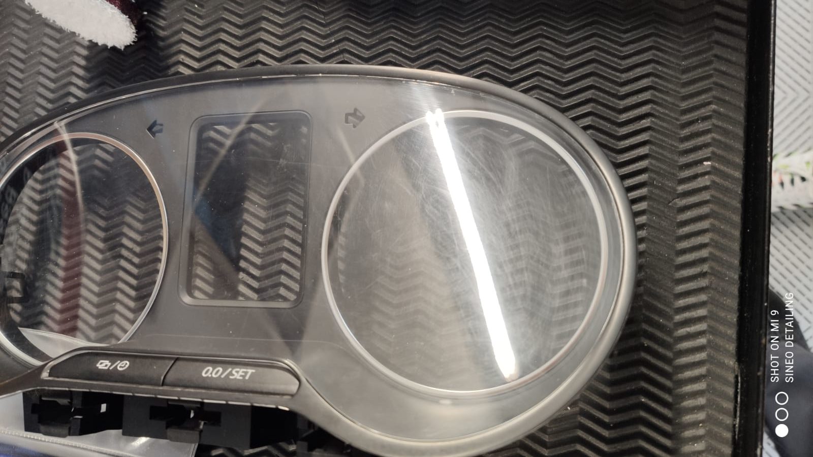 Lustrage compteur pour effacer les micros-rayures Volkswagen Amarok