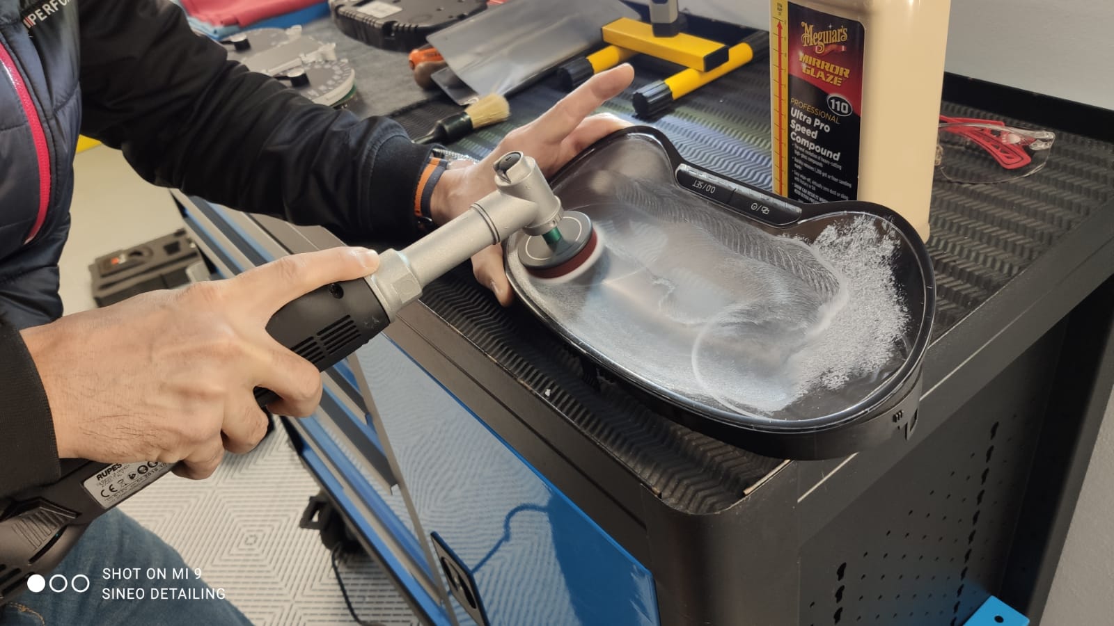 Lustrage compteur pour effacer les micros-rayures Volkswagen Amarok