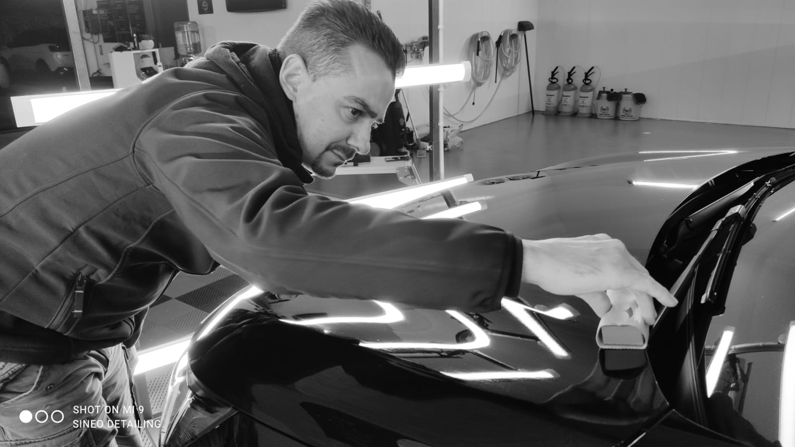 Application du Traitement carrosserie Céramic-Guard Cartec avec son applicateur et sa suédine sur Peugeot 208 GT-Line