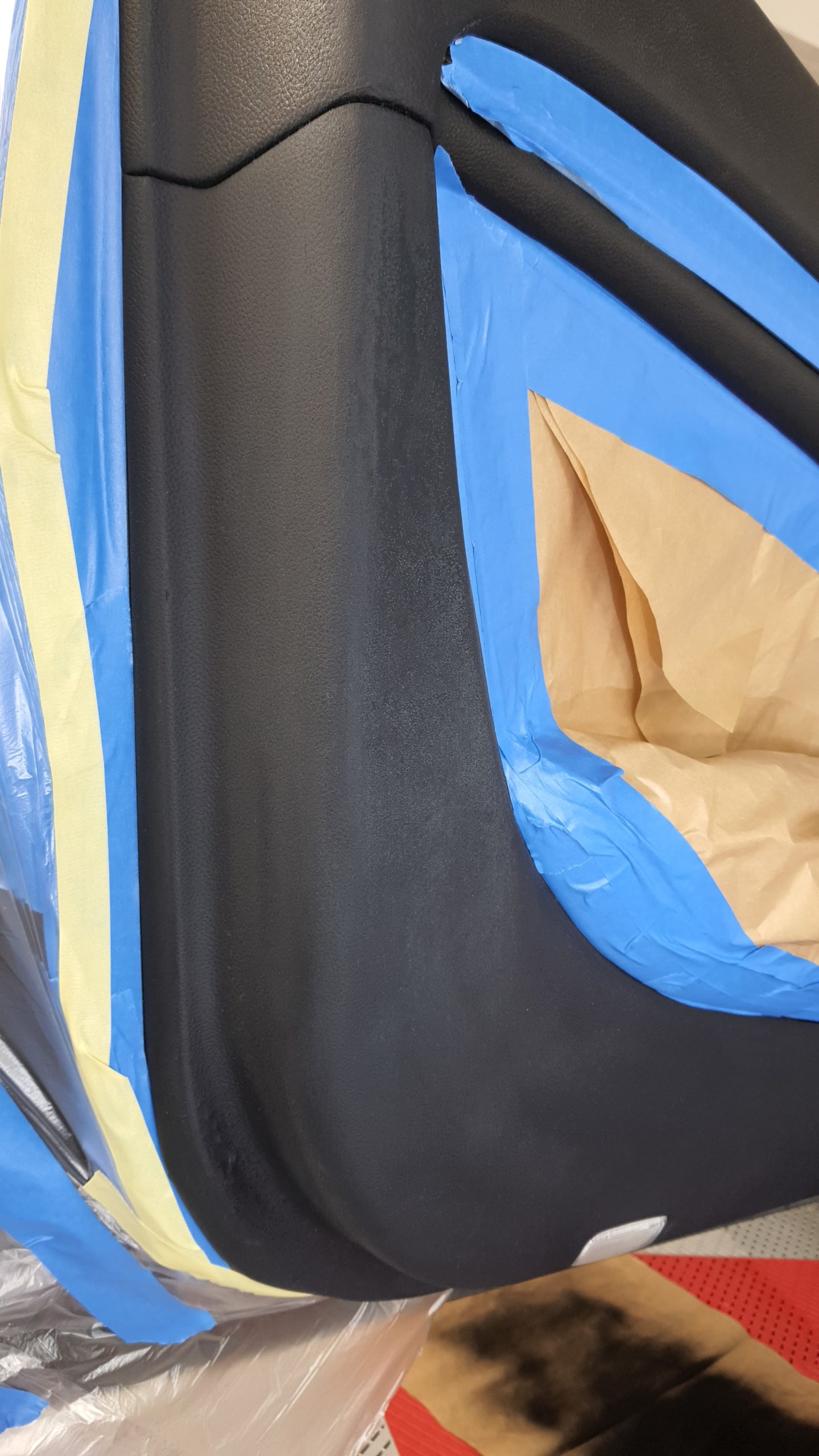 Ponçage et application d'un mastique de réparation Colourlock et enfin mise en peinture du panneau de porte d'Infinity Q35 Cabriolet