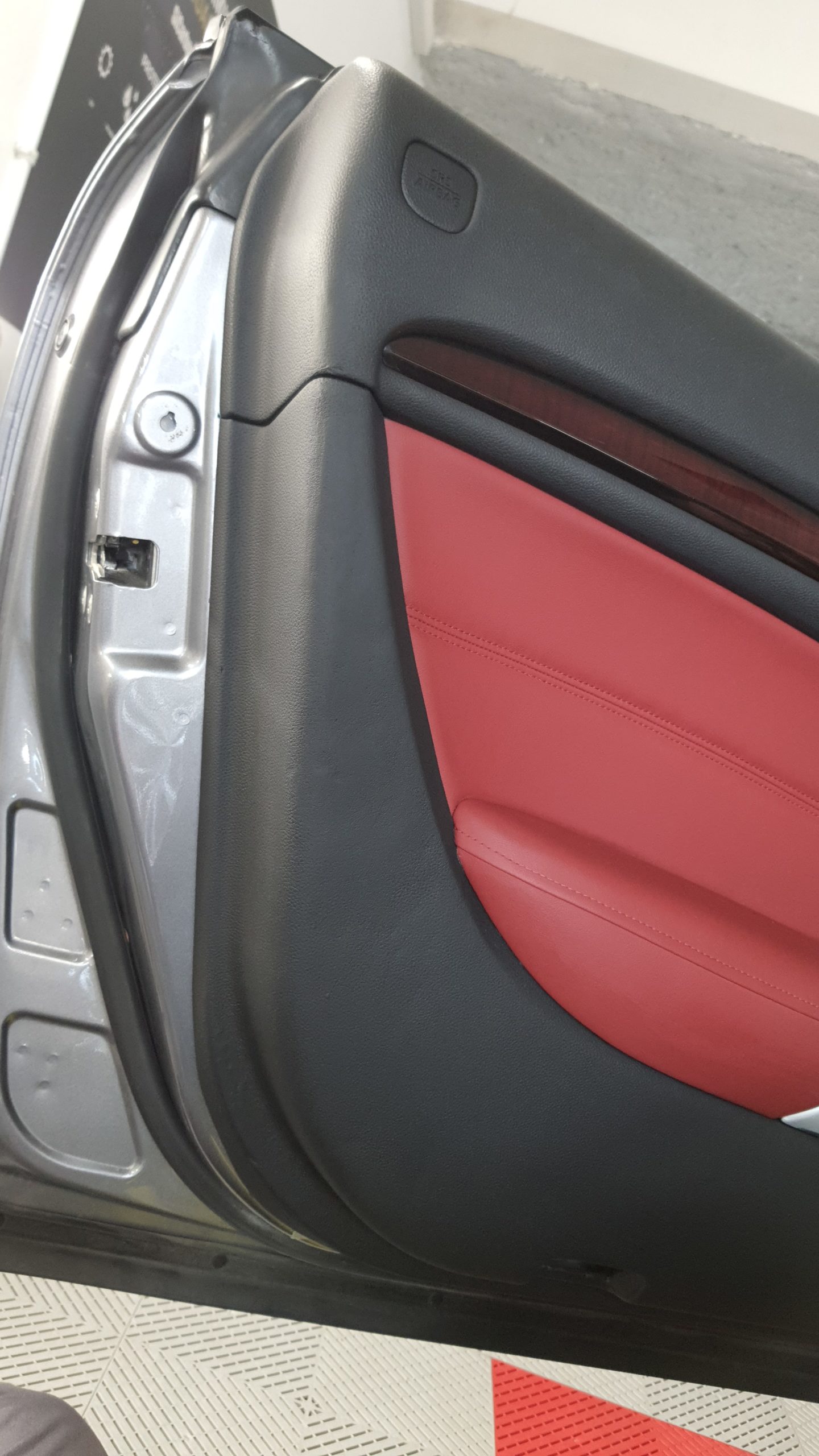 Après réparation du panneau de porte d'Infinity Q35 cabriolet