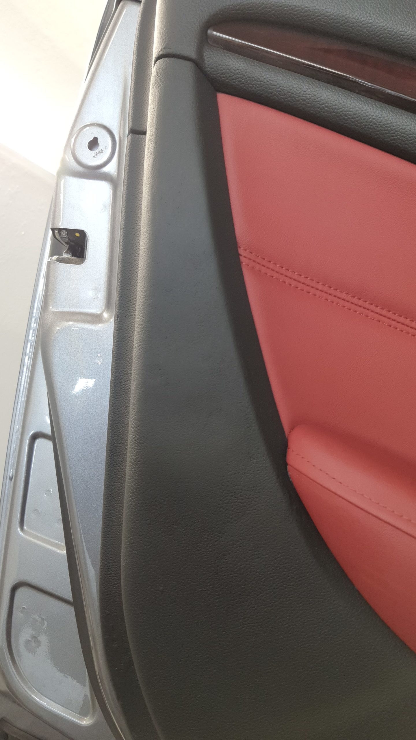 Après réparation du panneau de porte d'Infinity Q35 cabriolet