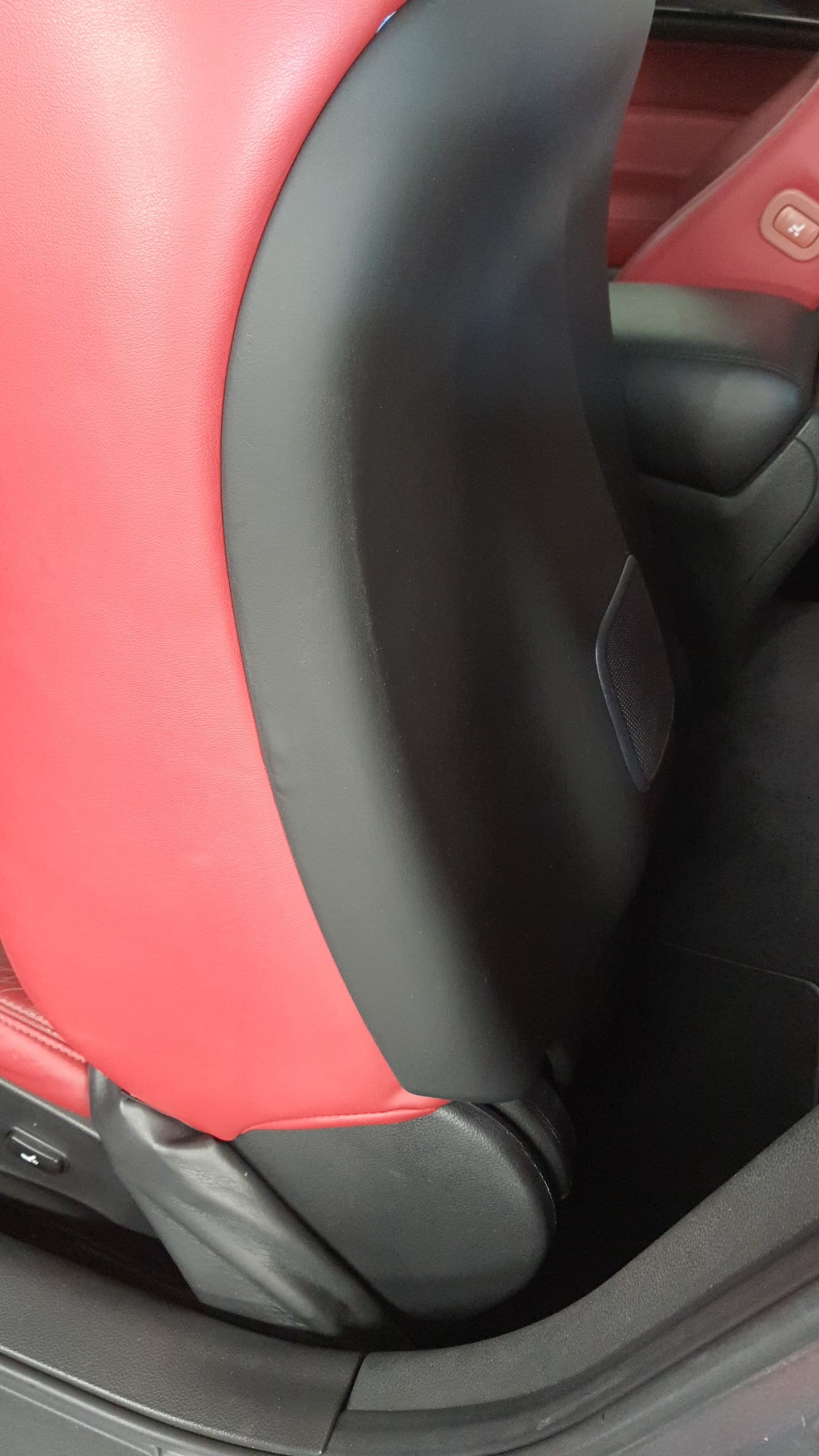 Après réparation d'un dossier de siège avant d'Infinity Q35 cabriolet