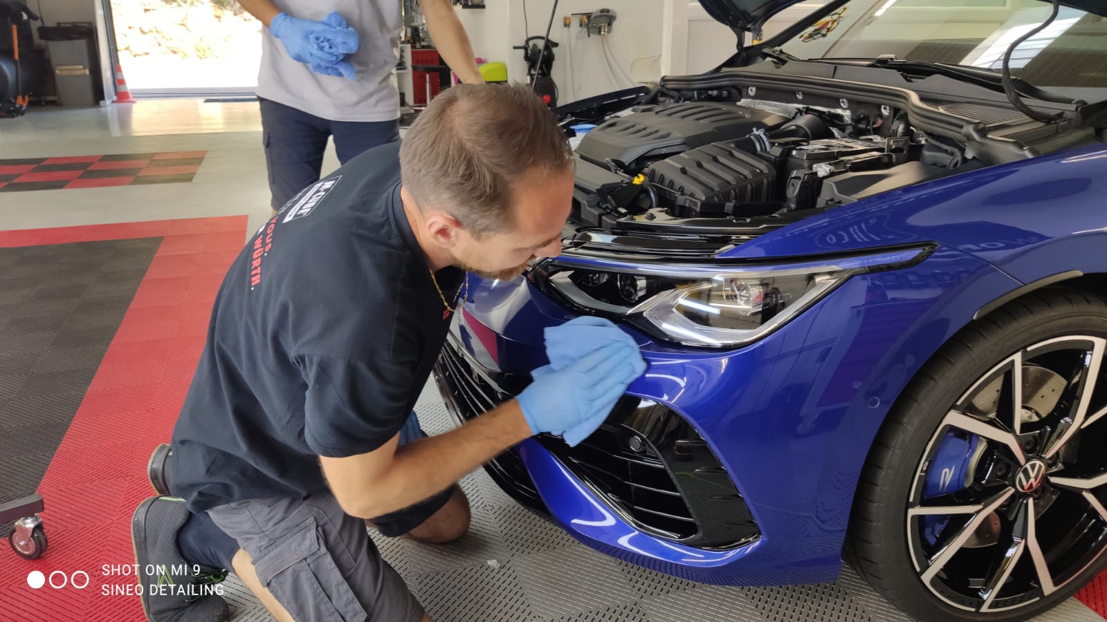 Essuyage du Traitement carrosserie Céramic-Guard Cartec après la pose sur Volkswagen Golf 8 R