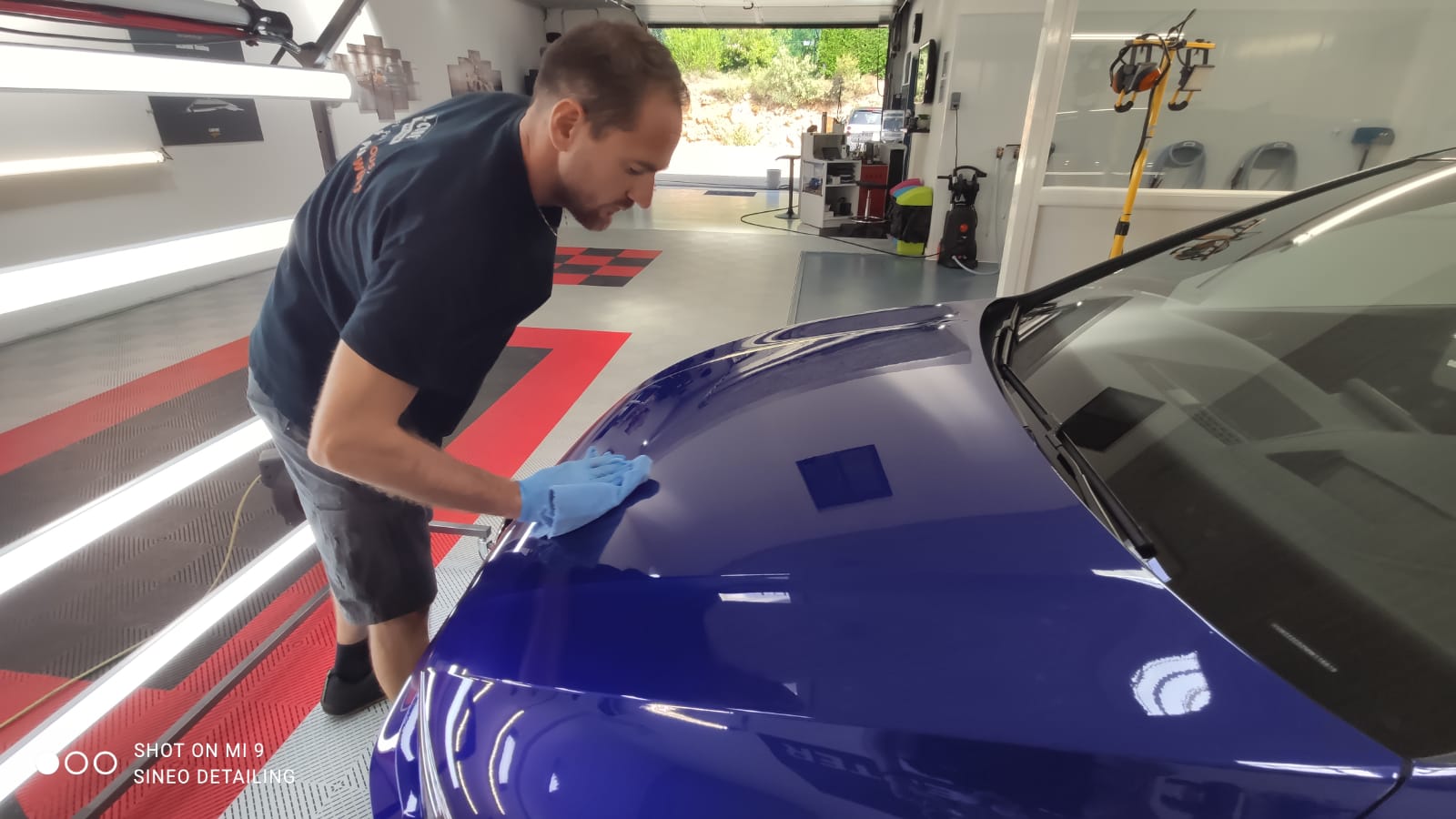 Essuyage du Traitement carrosserie Céramic-Guard Cartec après la pose sur Volkswagen Golf 8 R