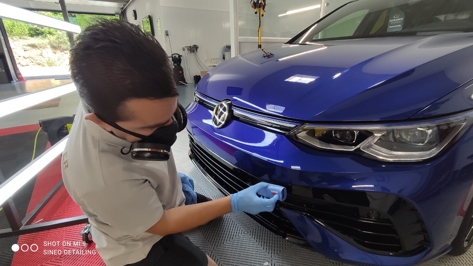 Application du Traitement carrosserie Céramic-Guard Cartec avec son applicateur et sa suédine sur Volkswagen Golf 8 R