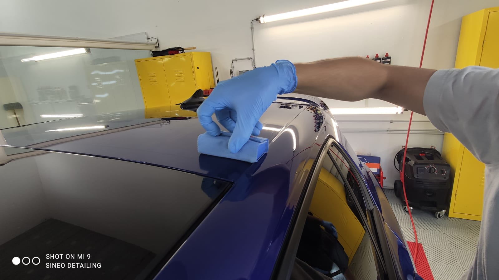 Application du Traitement carrosserie Céramic-Guard Cartec avec son applicateur et sa suédine sur Volkswagen Golf 8 R