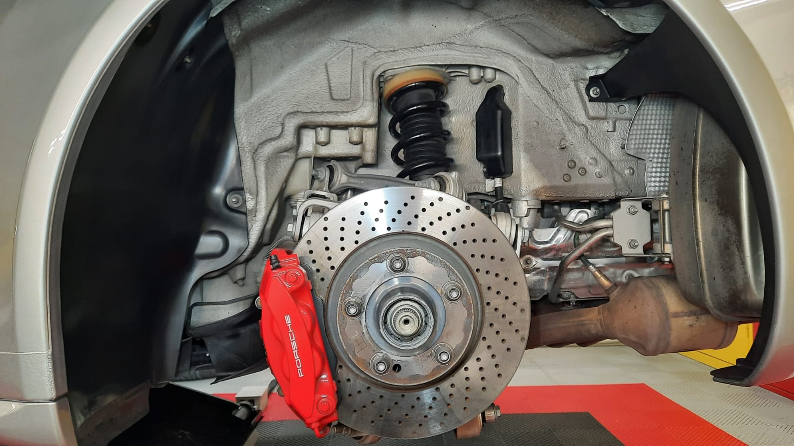 Après nettoyage et application de la Céramic-Guard sur les différents éléments à protéger, pose de la graisse haute-température du moyeu central et ajout de graisse cuivrée sur les cannelures du poussoir du moyeu central sur Porsche 911 Carrera 4 GTS Type 991 avant le remontage des roues.