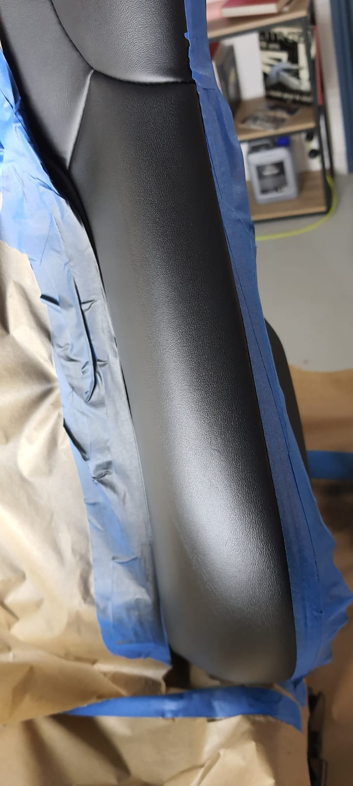 Repigmentation du boudin d'entré de siège FERRARI 488 GTB avec produits COLOURLOCK