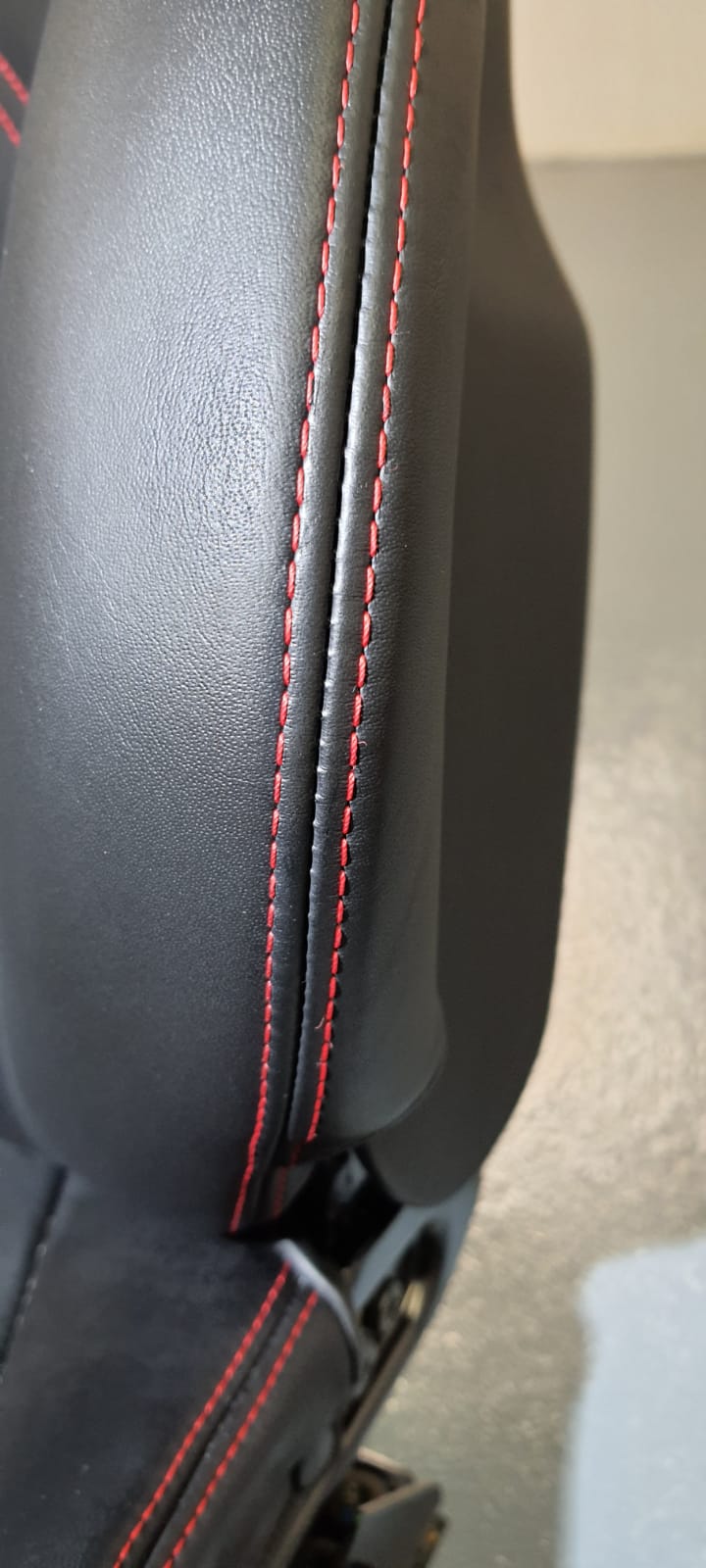 Réparation du passe-poil de siège FERRARI F430 avec produits COLOURLOCK