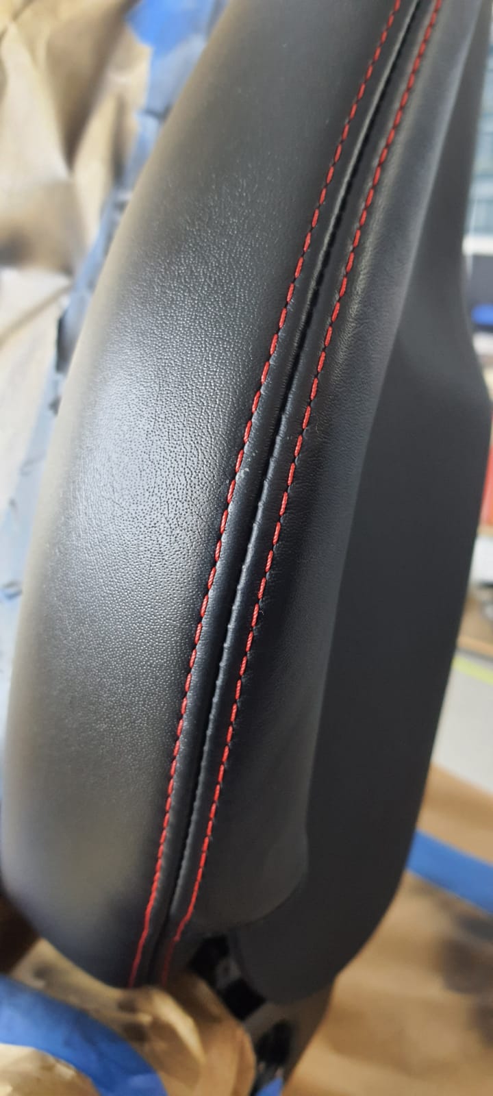 Réparation du passe-poil de siège FERRARI F430 avec produits COLOURLOCK